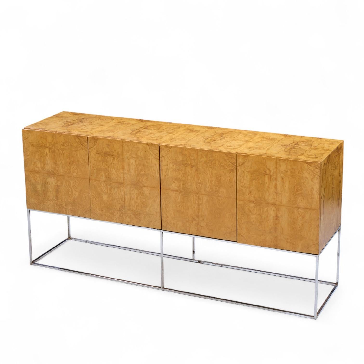 Milo Baughman per Thayer Coggin Credenza in legno di burbio del Medioevo in vendita 2