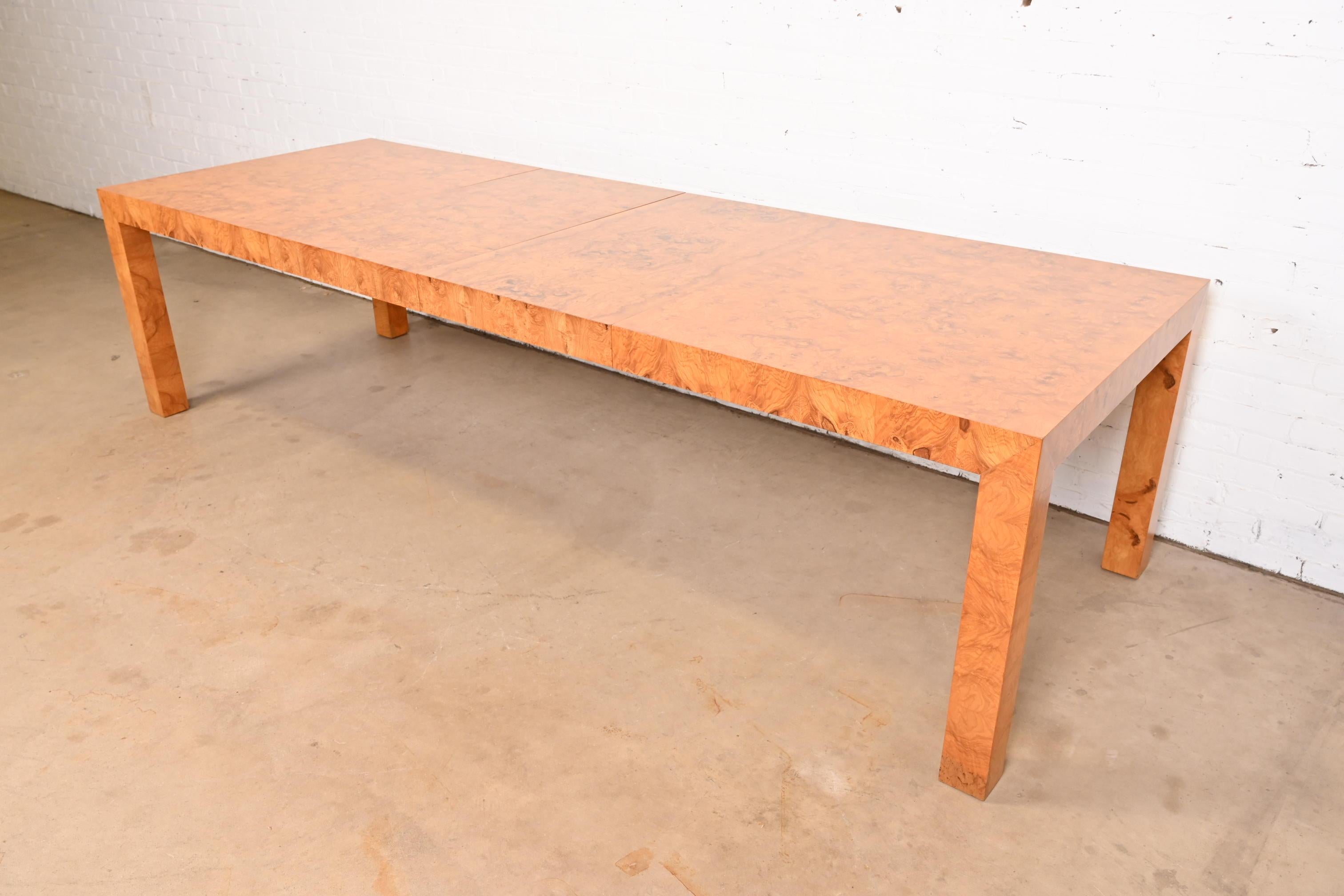 Exceptionnelle table de salle à manger à rallonge Parsons de style moderne du milieu du siècle, en loupe de frêne olive assortie.

Par Milo Baughman pour Thayer

États-Unis, années 1970

Mesures : 66 
