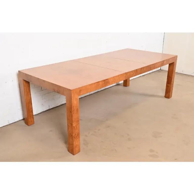 Una excepcional mesa de comedor extensible Parsons, moderna de mediados de siglo, en preciosa madera de olivo burilada a juego con los libros

Por Milo Baughman para Thayer Coggin

EE.UU., alrededor de 1970

Medidas: 65,75