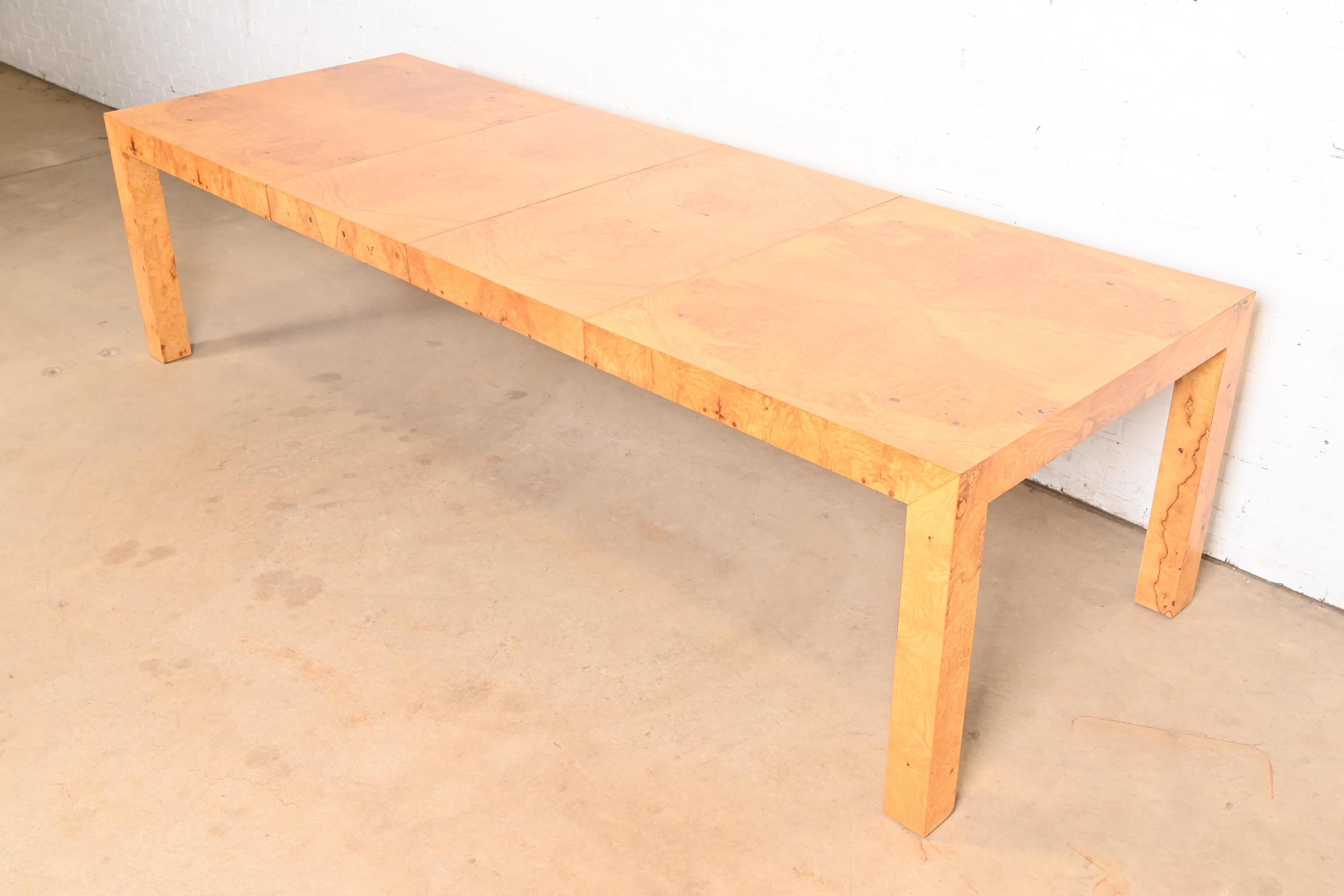 An outstanding Mid-Century Modern Parsons extension dining table in stunning book-matched olive ash burl wood

By Milo Baughman for Thayer Coggin

USA, 1970s

Measures: 66