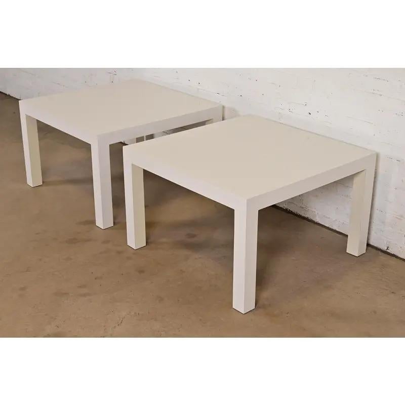 Una coppia elegante e raffinata di tavolini Parsons in laminato bianco, in stile Mid-Century Modern.

Di Milo Baughman per Thayer Coggin

USA, circa anni '1970

Ciascuna misura: 32,25