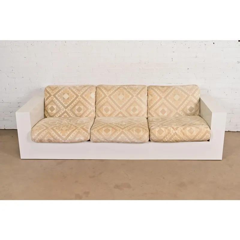 Un magnifique canapé de style smoking de style moderne du milieu du siècle dernier

Par Milo Baughman pour Thayer

USA, Circa 1970s 

Boîtier en stratifié blanc, avec coussins d'assise et de dossier rembourrés.

Dimensions : 90,25 