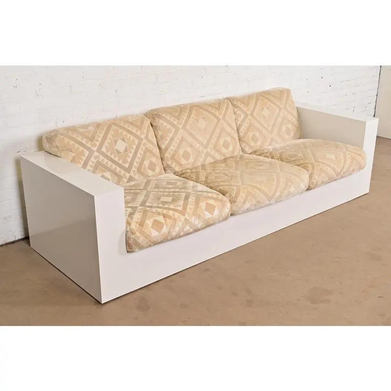Un magnifique canapé de style smoking de style moderne du milieu du siècle dernier

Par Milo Baughman pour Thayer

USA, Circa 1970s

Boîtier en stratifié blanc, avec coussins d'assise et de dossier rembourrés.

Dimensions : 90,25 