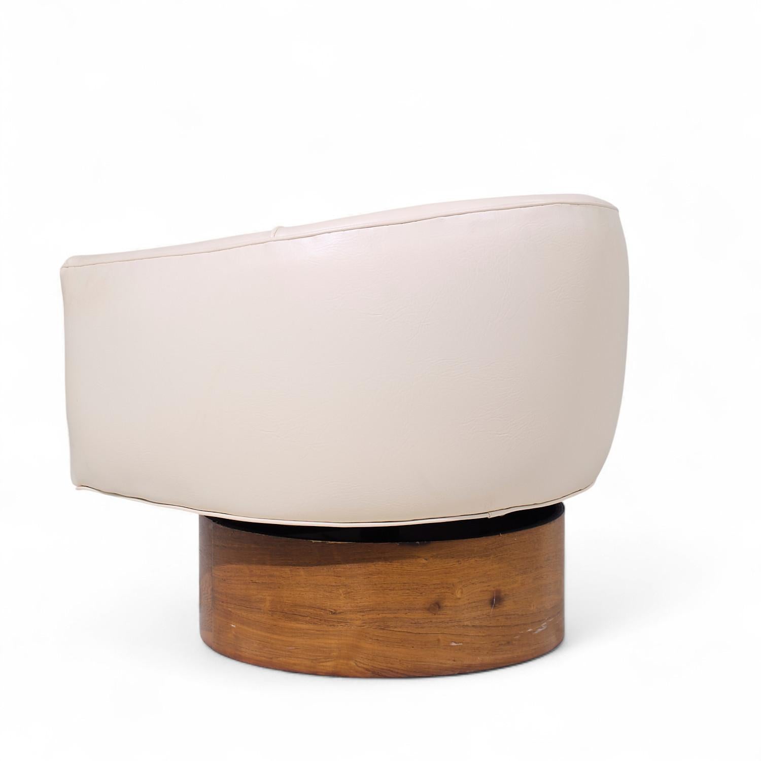Milo Baughman for Thayer Coggin Mid Century Rosewood Swivel Lounge Chair Bon état - En vente à Countryside, IL