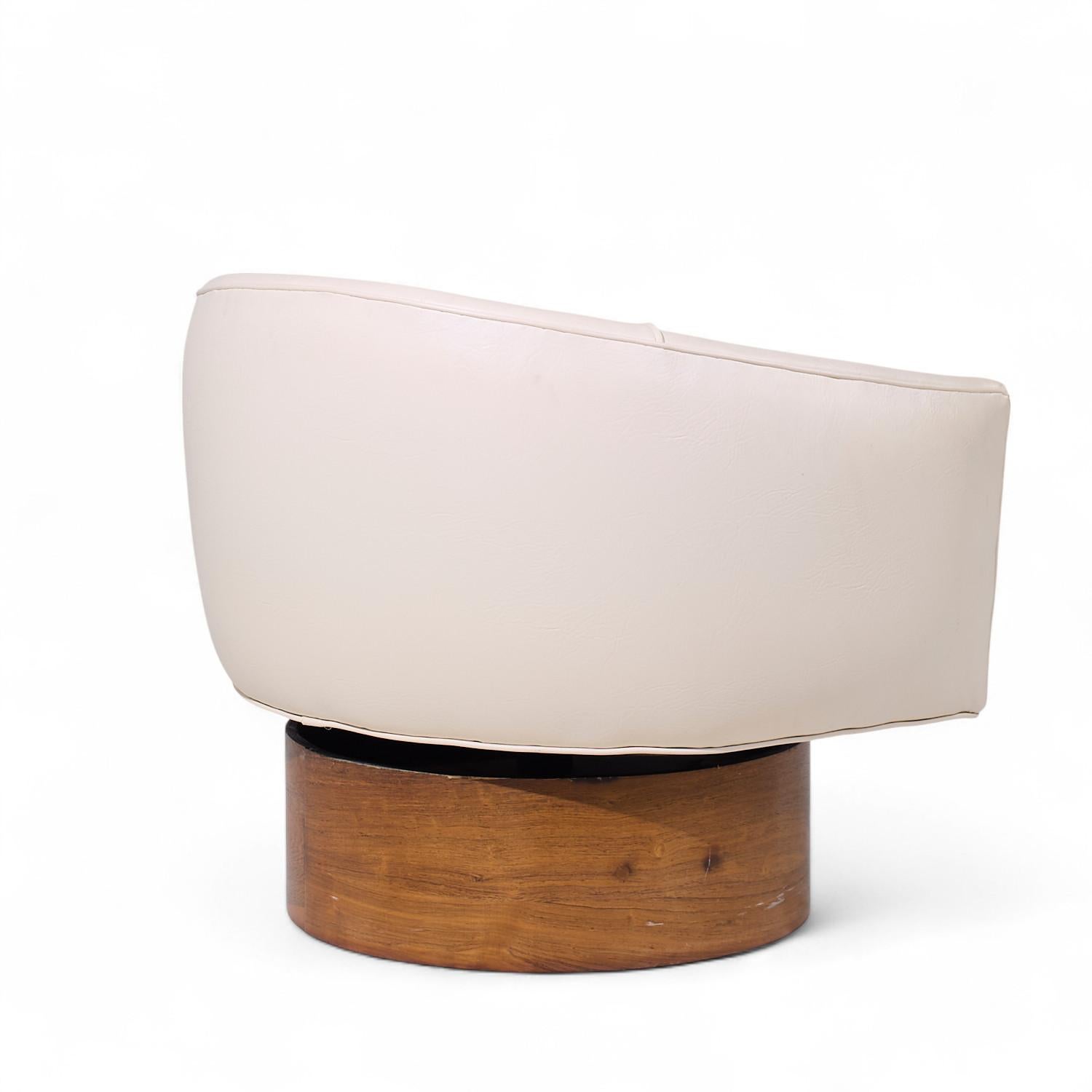 Tissu d'ameublement Milo Baughman for Thayer Coggin Mid Century Rosewood Swivel Lounge Chair en vente