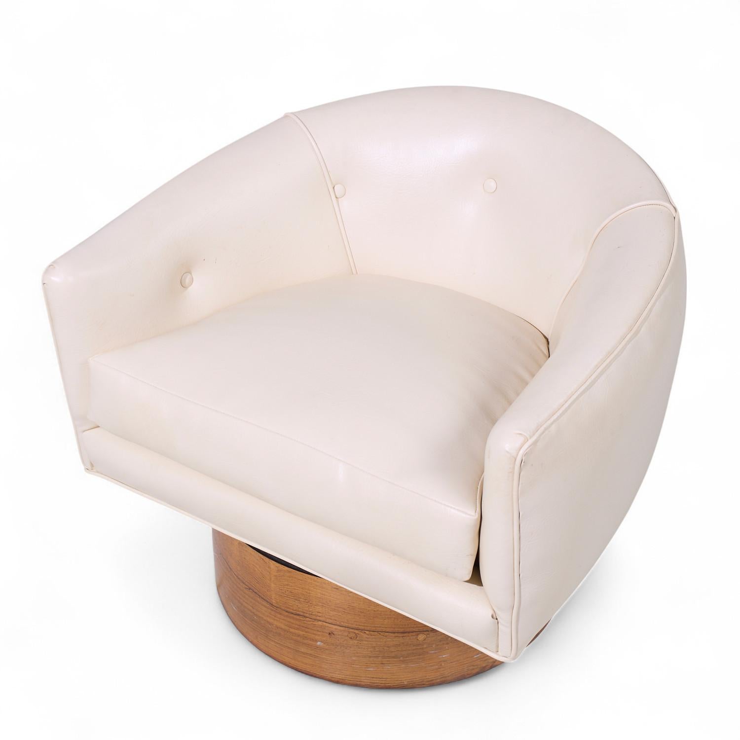 Milo Baughman for Thayer Coggin Mid Century Rosewood Swivel Lounge Chairs - Pair en vente 5