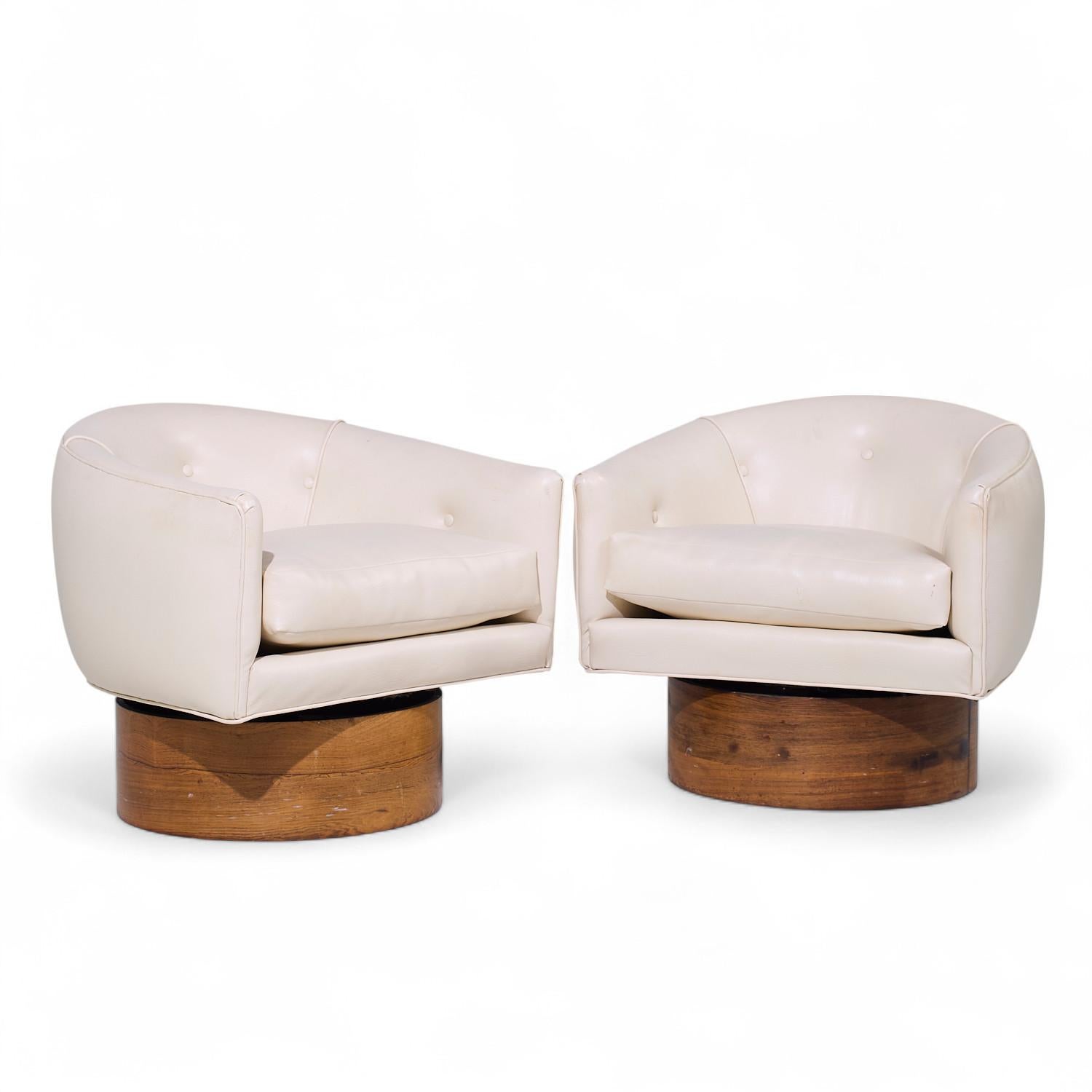 Milo Baughman for Thayer Coggin Mid Century Rosewood Swivel Lounge Chairs - Pair

Each chair measures: 30.5 wide x 27.5 deep x 26 high, with a seat height of 18 and arm height/chair clearance of 21.5 inches

All pieces of furniture can be had in