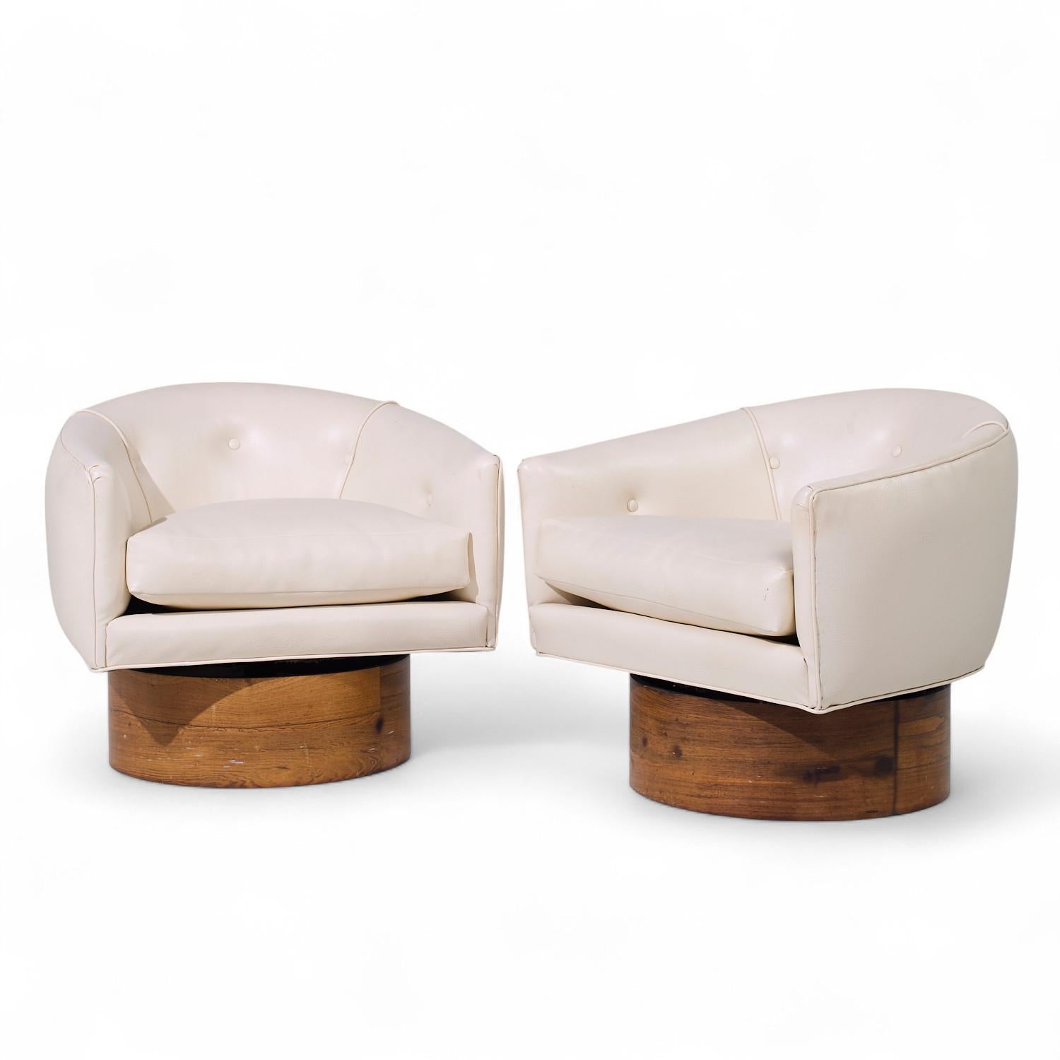 Mid-Century Modern Milo Baughman for Thayer Coggin Mid Century Rosewood Swivel Lounge Chairs - Pair en vente