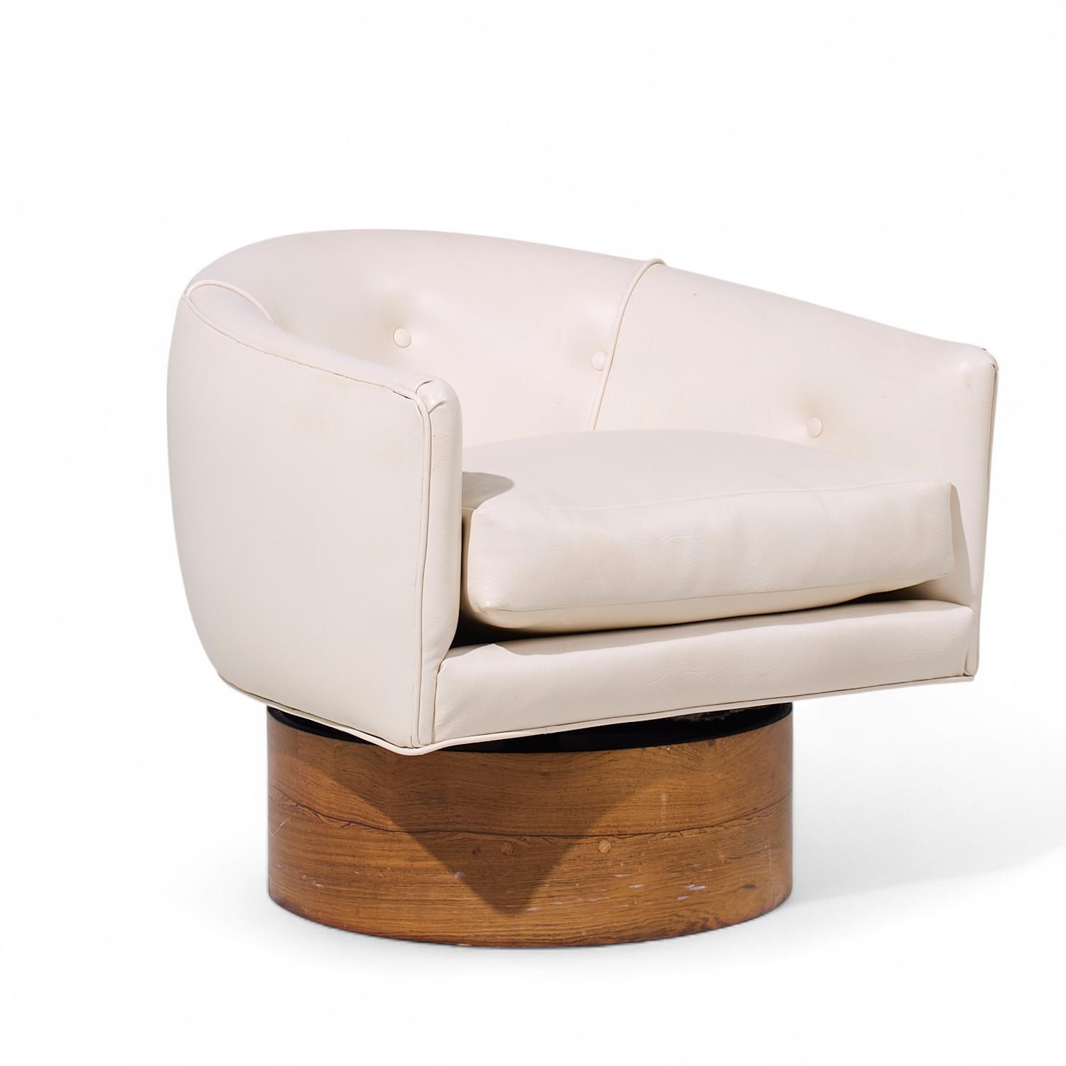 Américain Milo Baughman for Thayer Coggin Mid Century Rosewood Swivel Lounge Chairs - Pair en vente