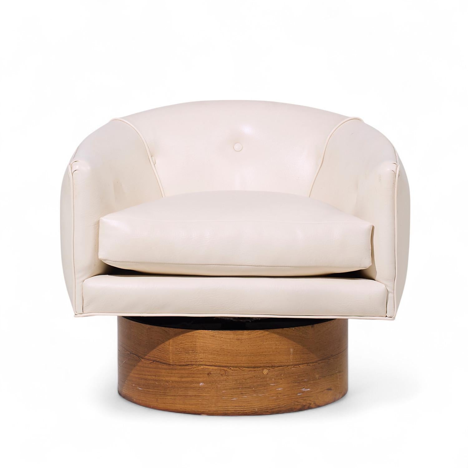 Milo Baughman for Thayer Coggin Mid Century Rosewood Swivel Lounge Chairs - Pair Bon état - En vente à Countryside, IL