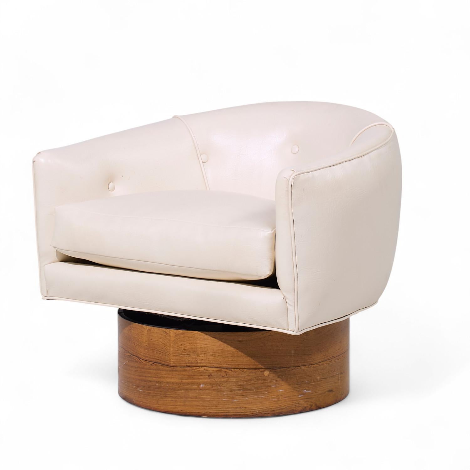 20ième siècle Milo Baughman for Thayer Coggin Mid Century Rosewood Swivel Lounge Chairs - Pair en vente