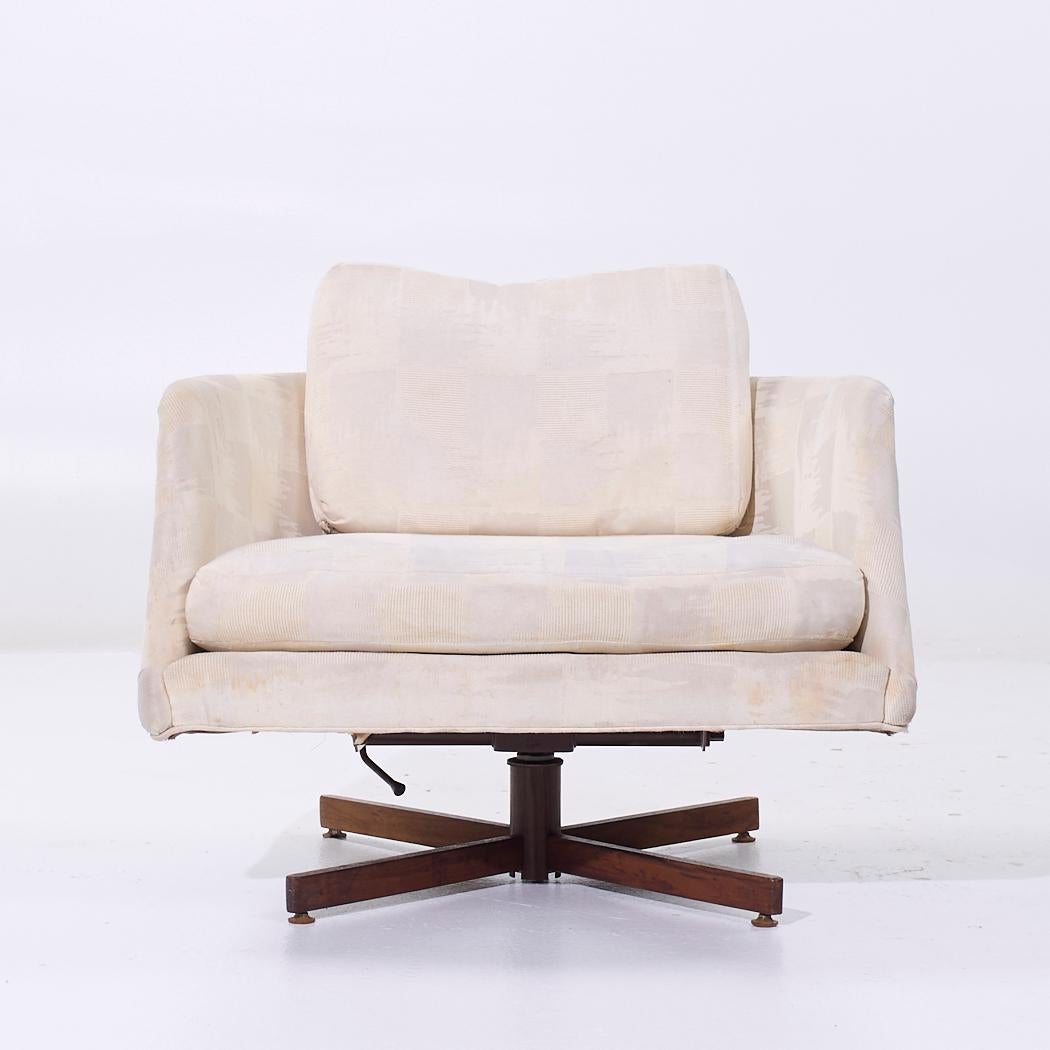 Milo Baughman for Thayer Coggin Mid Century Swivel Tilt Lounge Chair

This chair measures: 32 wide x 29 deep x 27.5 high, with a seat height of 15.5 and arm height/chair clearance of 22.25 inches

All pieces of furniture can be had in what we call