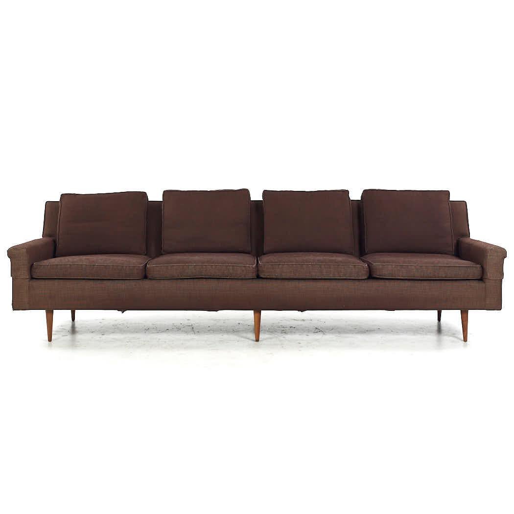 Milo Baughman für Thayer Coggin: 4er-Sitz-Sofa aus Nussbaumholz

Dieses Sofa misst: 100 breit x 33 tief x 28 Zoll hoch, mit einer Sitzhöhe von 16,5 und Armhöhe von 19,75 Zoll

Alle Möbelstücke sind in einem so genannten restaurierten Vintage-Zustand