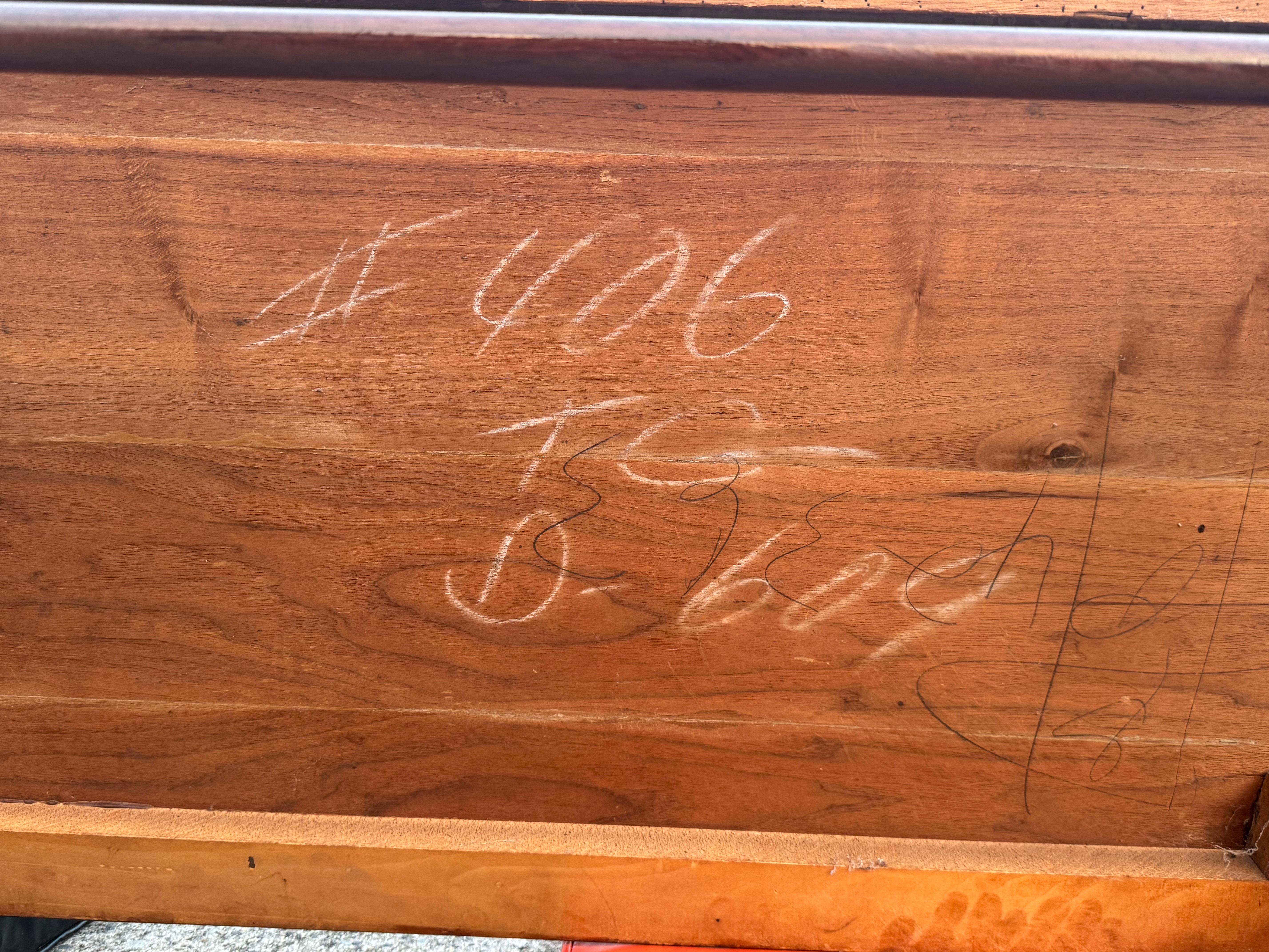 Milo Baughman pour Thayer Coggin Table basse en noyer du milieu du siècle 98 Bon état - En vente à Bensalem, PA
