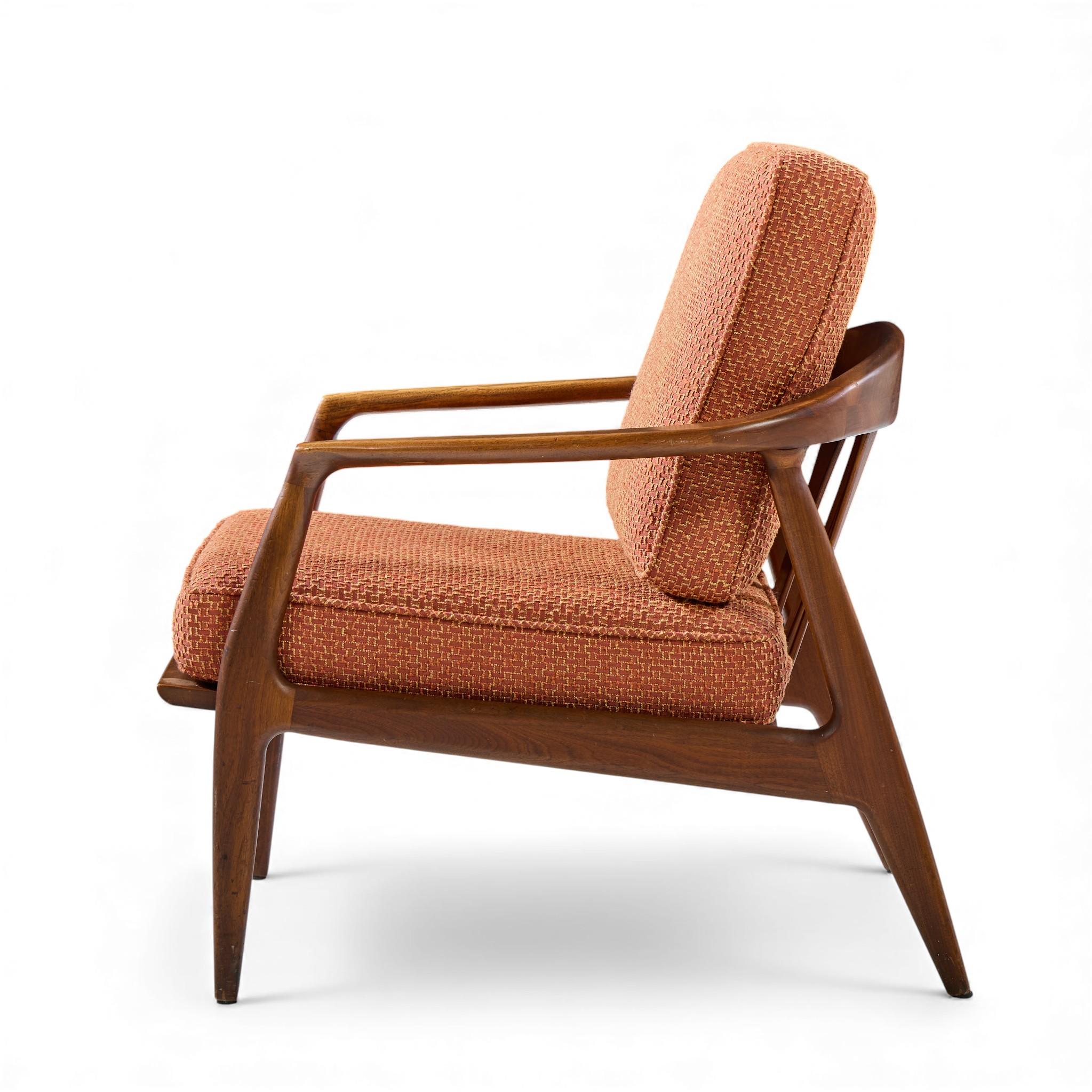 Tissu d'ameublement Milo Baughman pour Thayer Coggin Chaises longues en noyer du milieu du siècle - Paire en vente