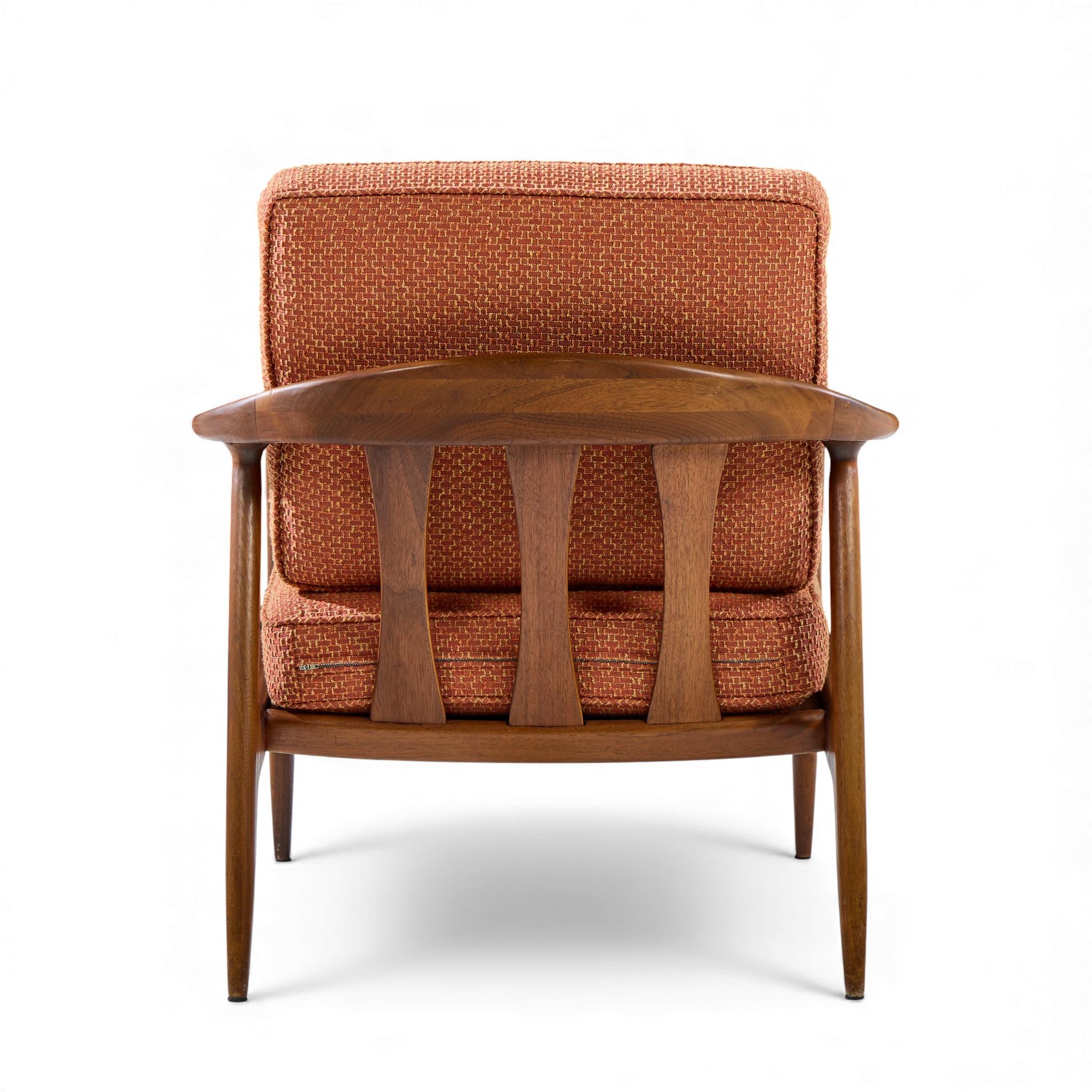Milo Baughman pour Thayer Coggin Chaises longues en noyer du milieu du siècle - Paire en vente 2