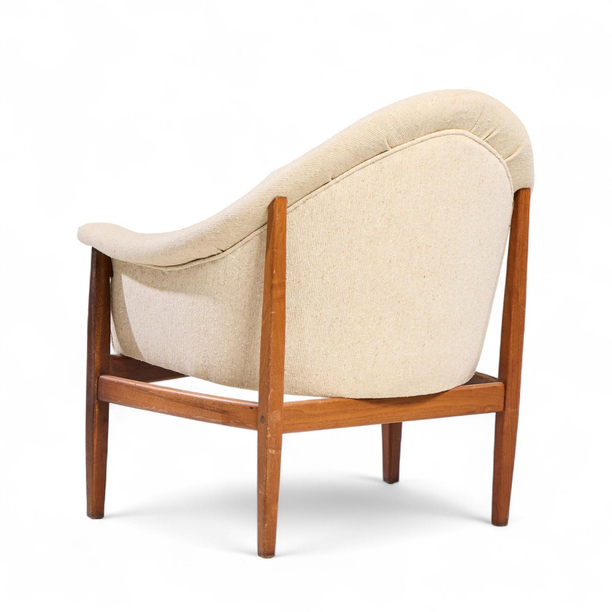 Milo Baughman per Thayer Coggin Sedia da salotto in legno di noce di metà secolo In condizioni discrete in vendita a Franklin Park, IL