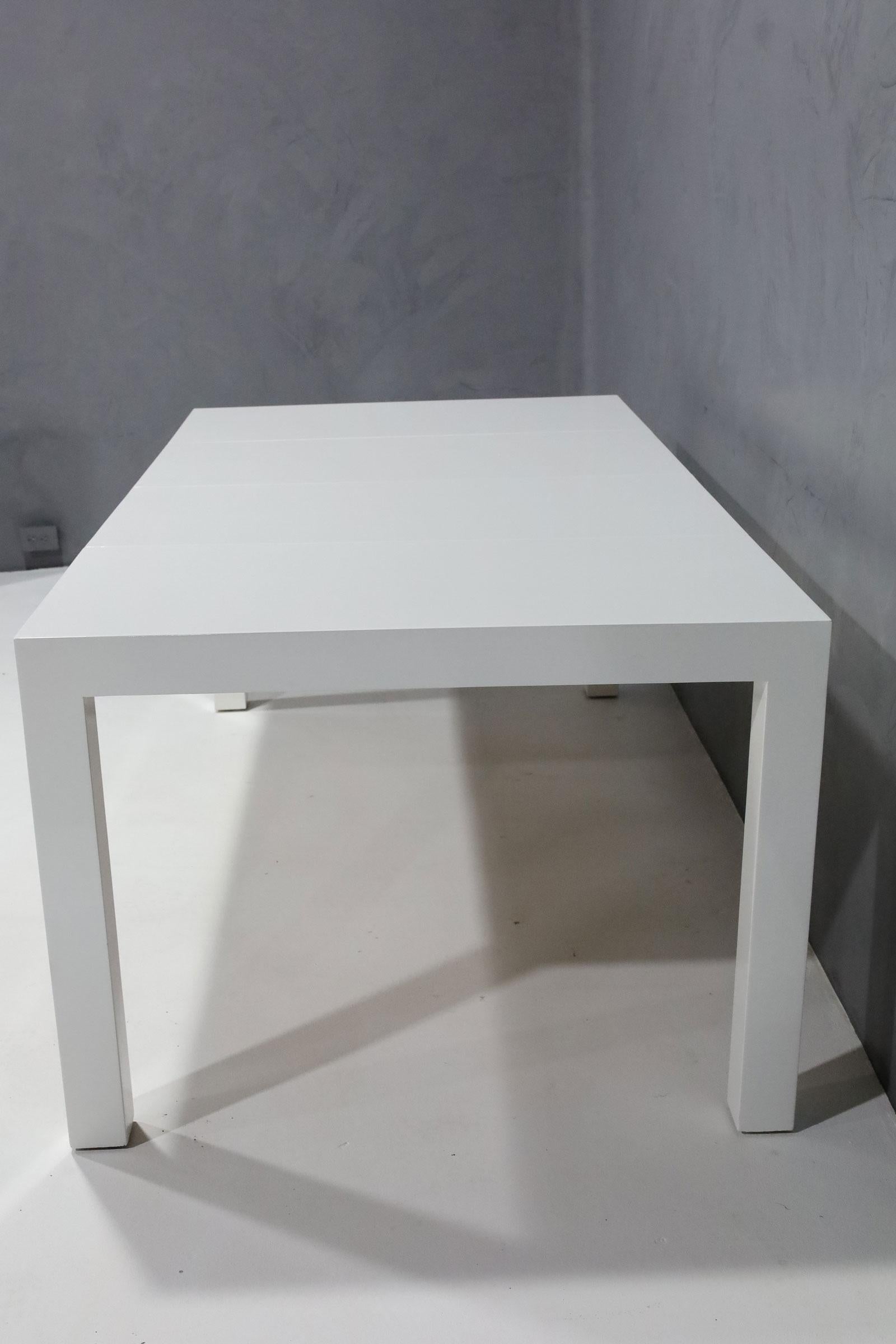 Ein toll aussehender Tisch von Milo Baughman. Schlicht und elegant, passt zu jeder Einrichtung und jedem Stuhl. Der ultimative Esstisch im Parsons-Stil. Enthält zwei 19,25-Zoll-Blätter. Tabelle ohne Blätter ist 39 