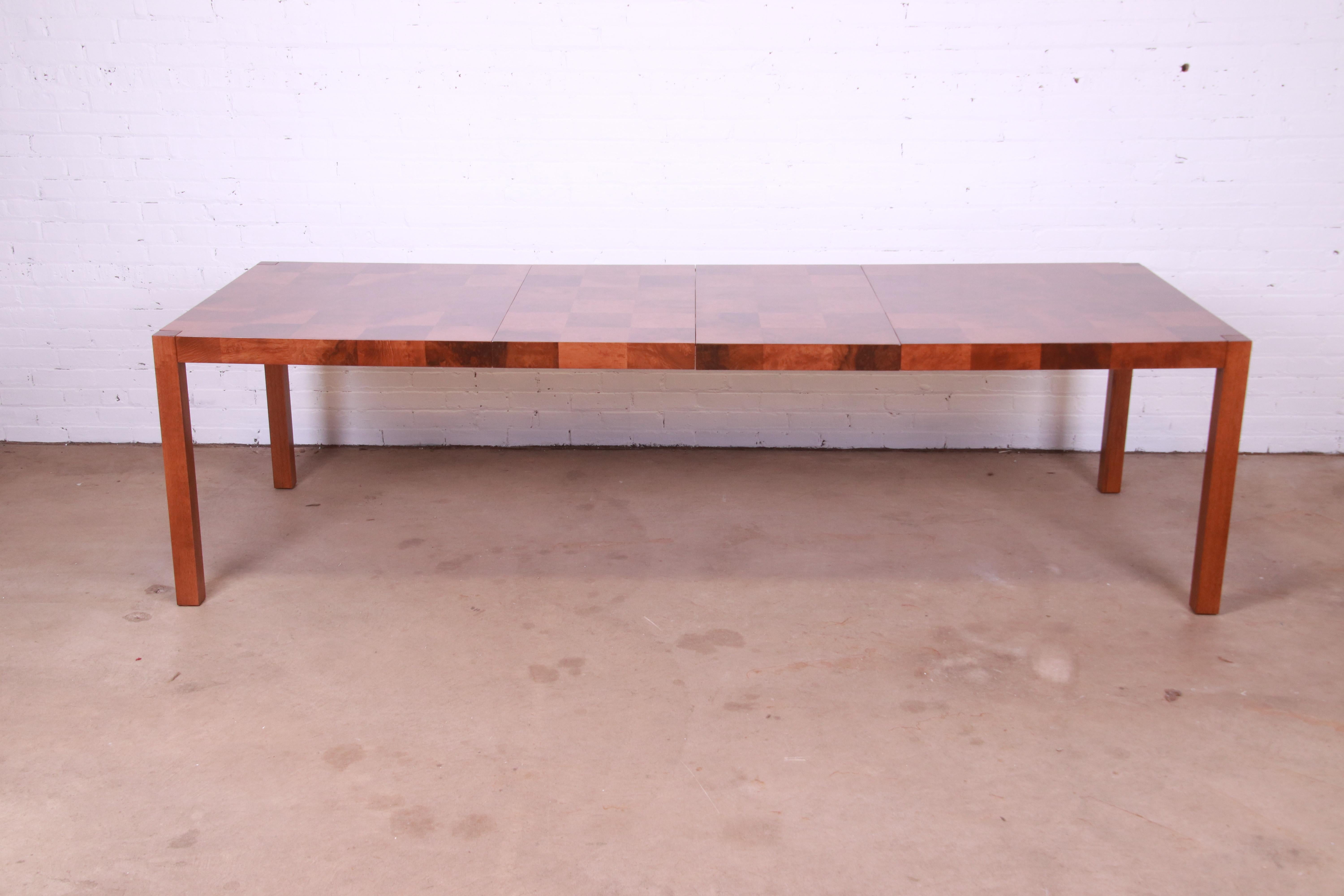 An exceptional Mid-Century Modern Parsons extension dining table

By Milo Baughman for Thayer Coggin

USA, 1970s

Gorgeous burled walnut, in patchwork design.

Measures: 65