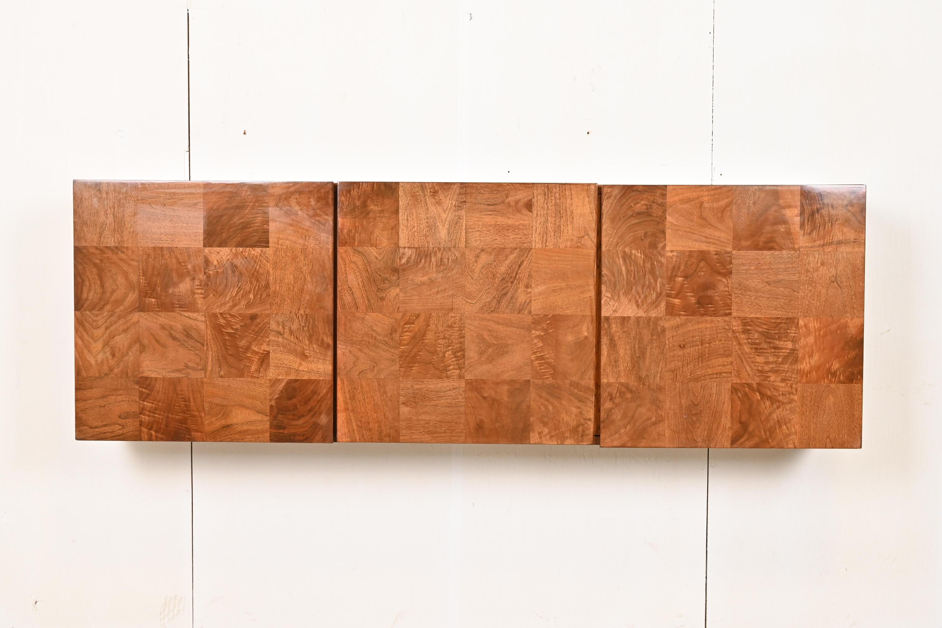 A gorgeous Mid-Century Modern patchwork burl wood floating sideboard or credenza 

By Milo Baughman for Thayer Coggin

USA, 1970s

Measures: 66