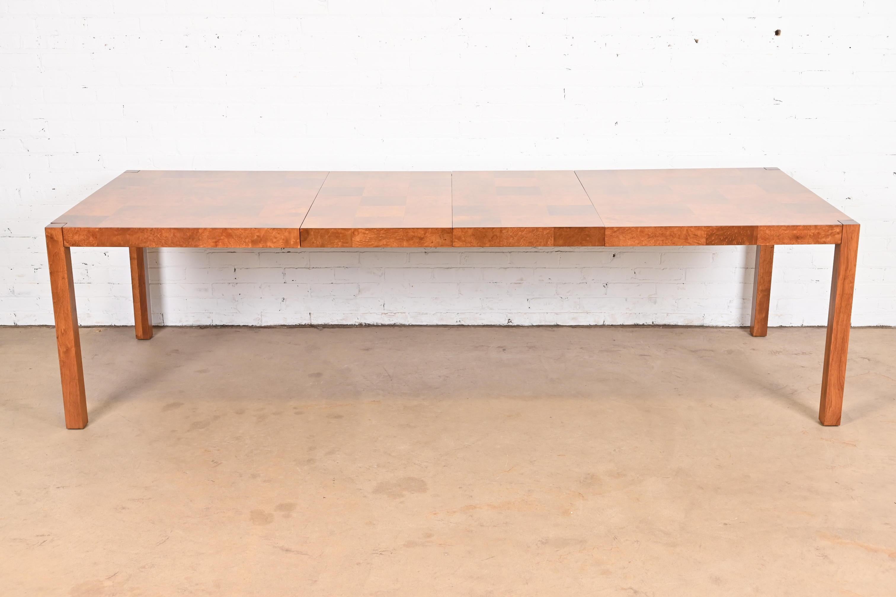 Magnifique table de salle à manger à rallonge Parsons en bois de ronce patchwork de style moderne du milieu du siècle.

Par Milo Baughman pour Thayer

États-Unis, années 1970

Dimensions : 65 