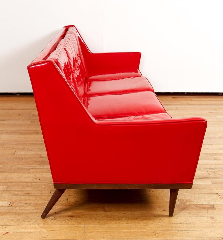 Milo Baughman für Thayer Coggin Rotes Vinyl-Sofa (Moderne der Mitte des Jahrhunderts) im Angebot