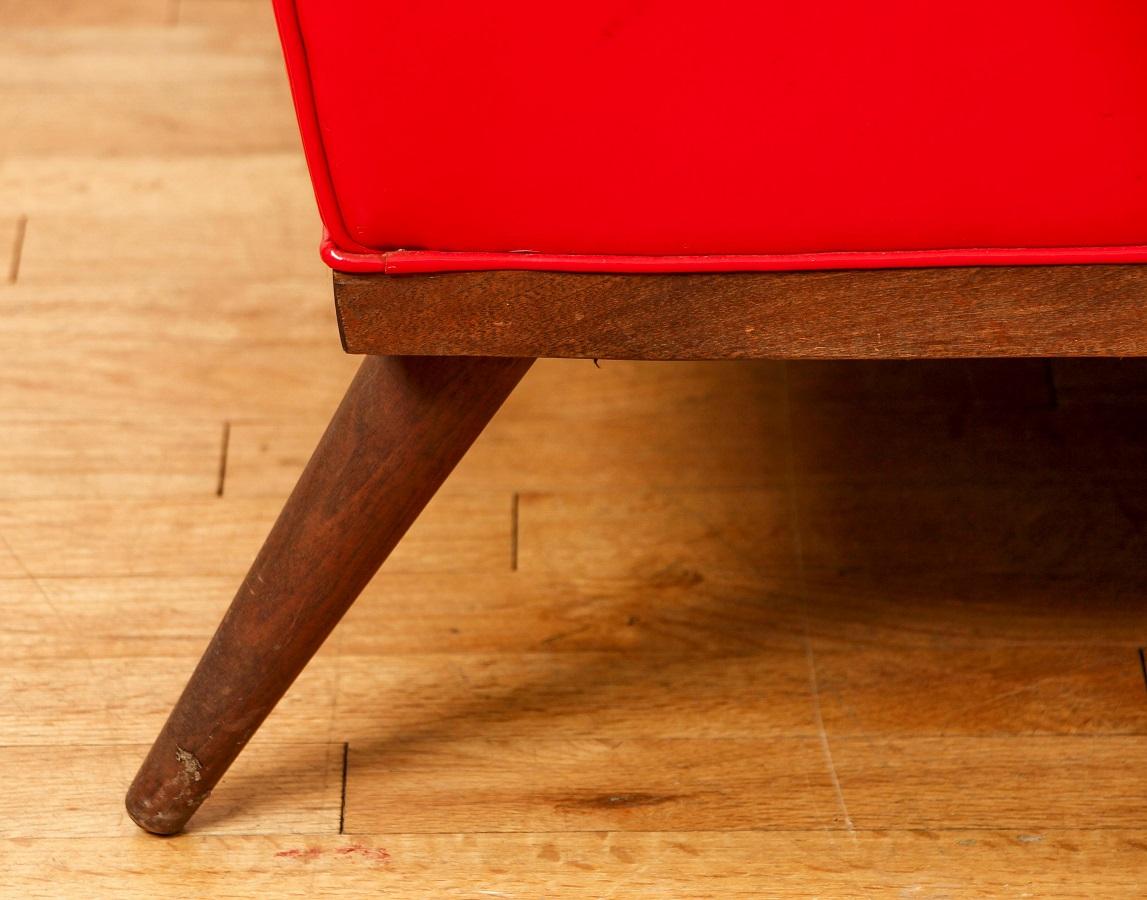Canapé en vinyle rouge Milo Baughman pour Thayer Coggin Bon état - En vente à New York, NY
