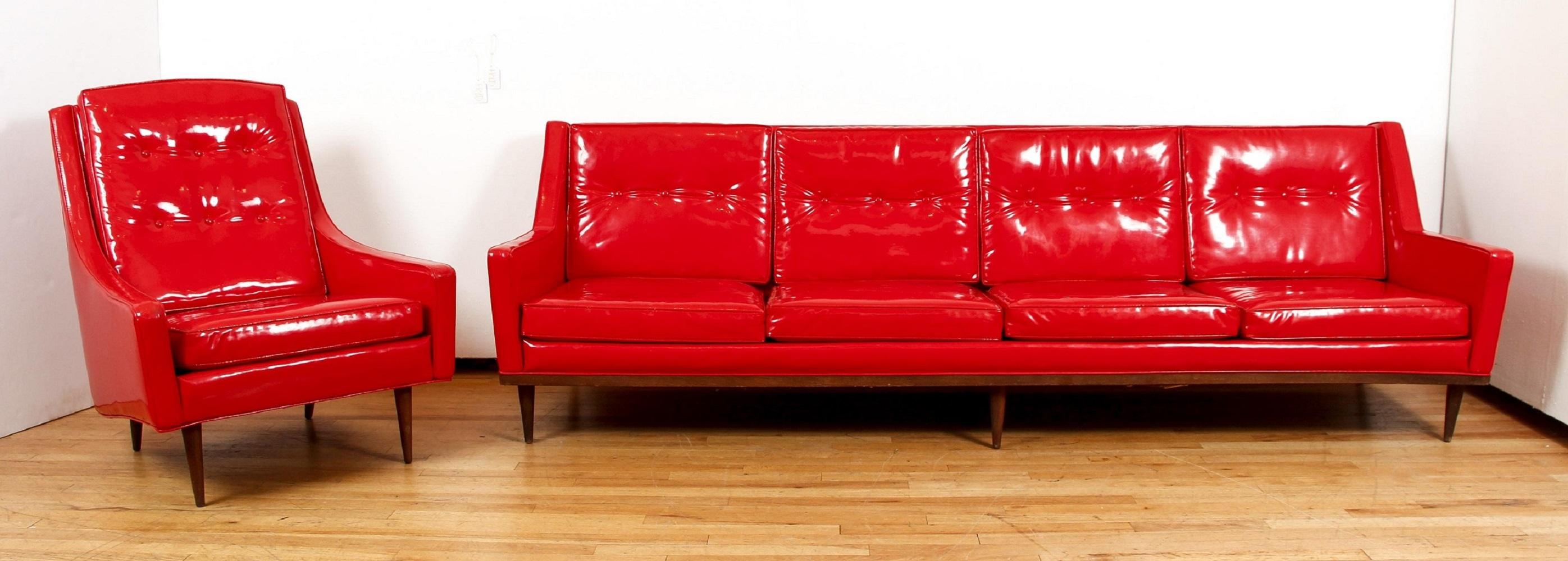 Milo Baughman für Thayer Coggin Rotes Vinyl-Sofa (Walnuss) im Angebot