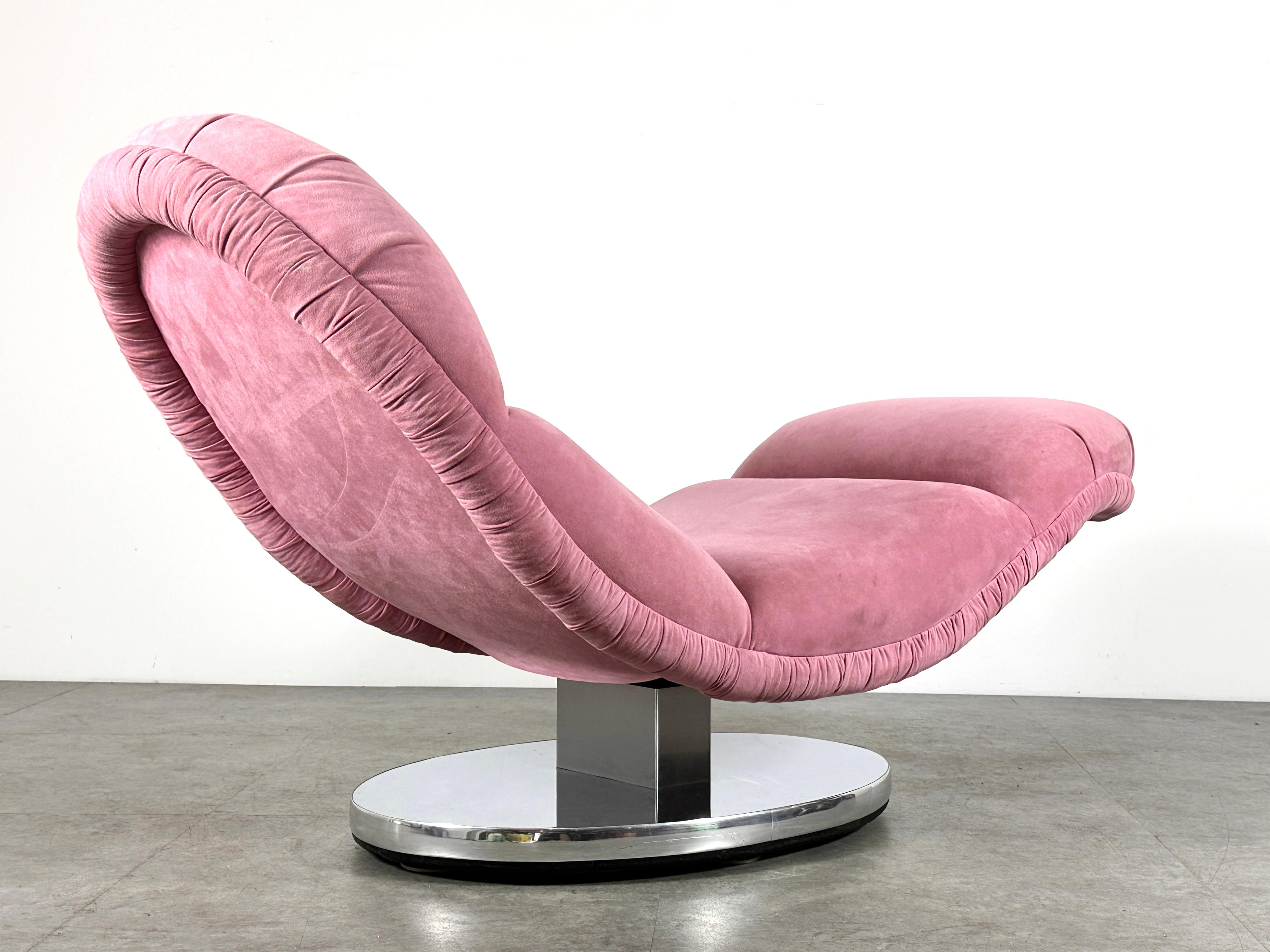 Milo Baughman for Thayer Coggin rocking wave chaise lounge chair on oval chrome base.
Pink microsuede upholstery with original labels.
Measures: 60