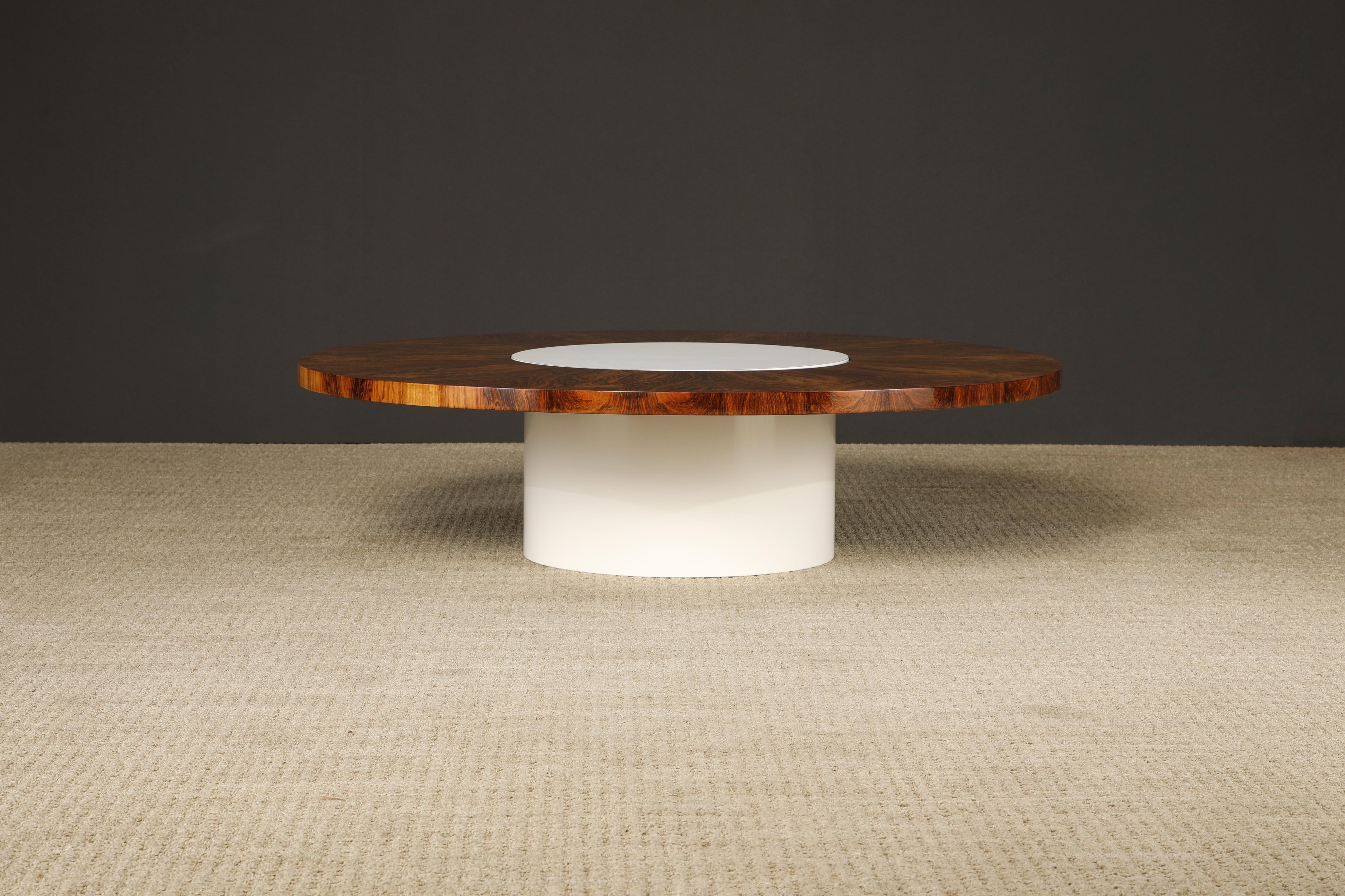 Cette table à cocktail rotative Lazy-Susan, récemment restaurée, a été conçue par Milo Baughman et produite par Thayer Coggin en 1968. Whiting est doté d'un superbe plateau en bois de rose au grain et aux détails éclatants, et d'une base cylindrique