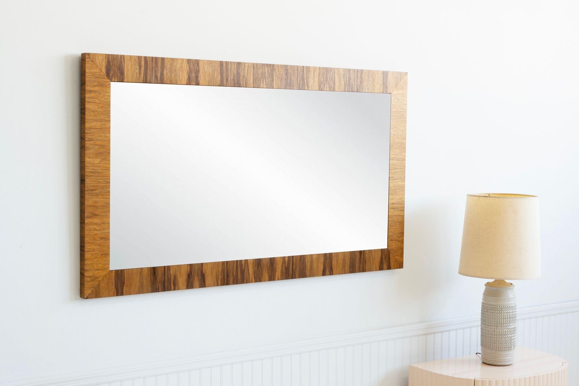 Milo Baughman per Thayer Coggin Specchio da parete in legno di rosa 1975c.
Un sorprendente e sostanzioso specchio Mid-Century Modern disegnato da Milo Baughman per Thayer Coggin. Questo pezzo vintage è caratterizzato da una cornice in palissandro