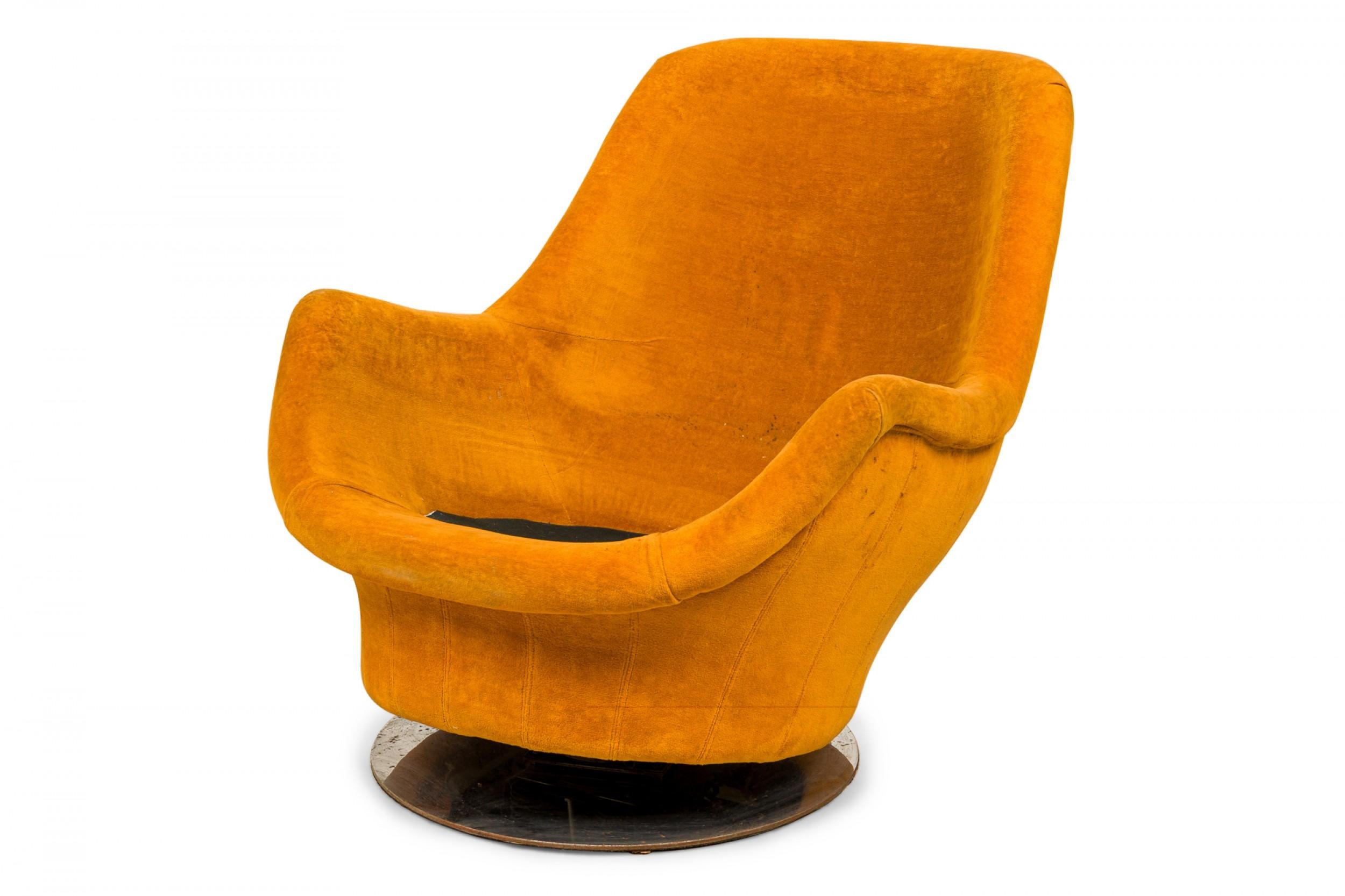 Milo Baughman for Thayer Coggin Space Age Gold Fabric Swivel Lounge Armchair In Good Condition For Sale In New York, NY