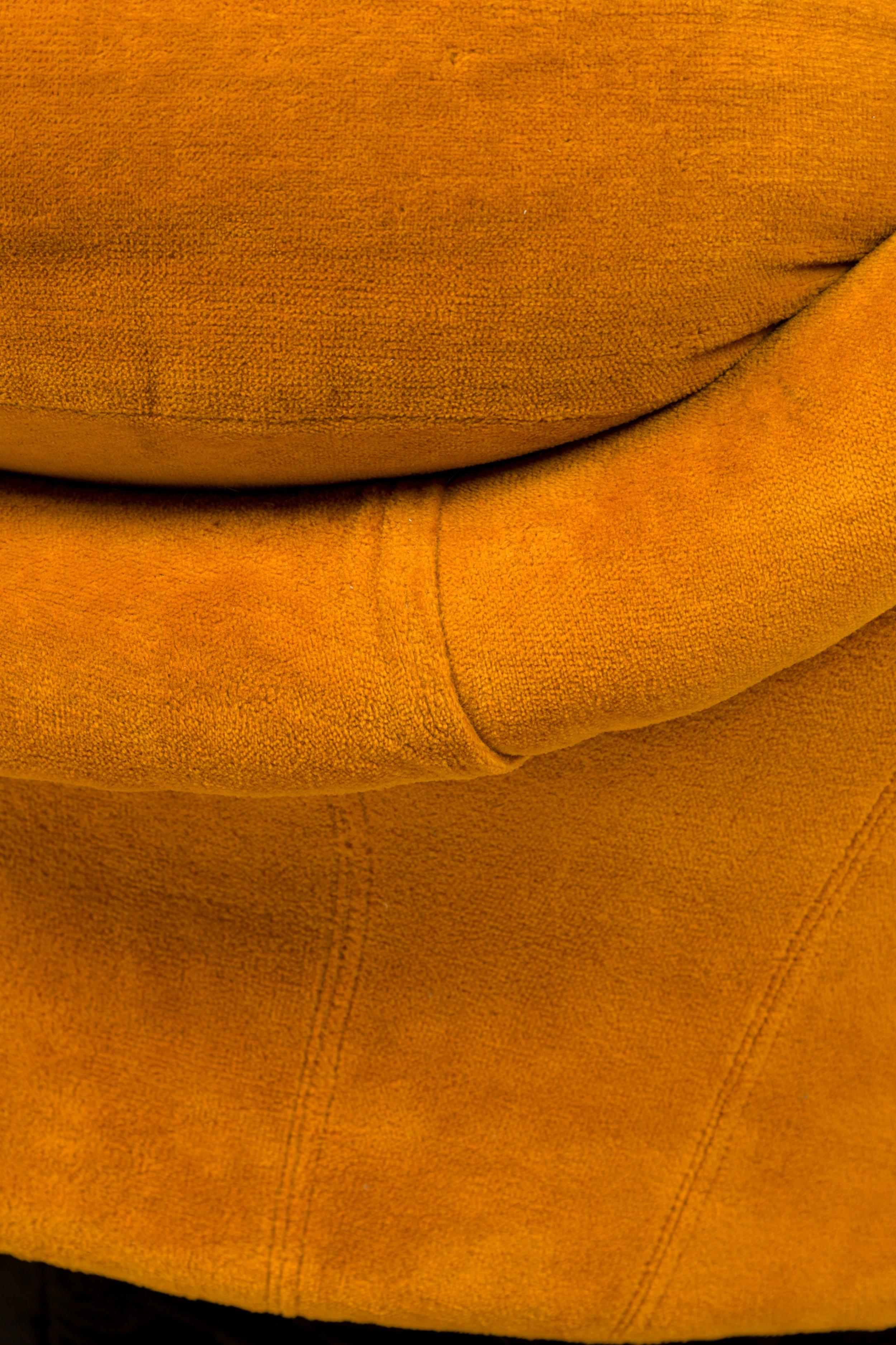 Fauteuil pivotant en tissu doré de Milo Baughman pour Thayer Coggin de l'ère spatiale en vente 1