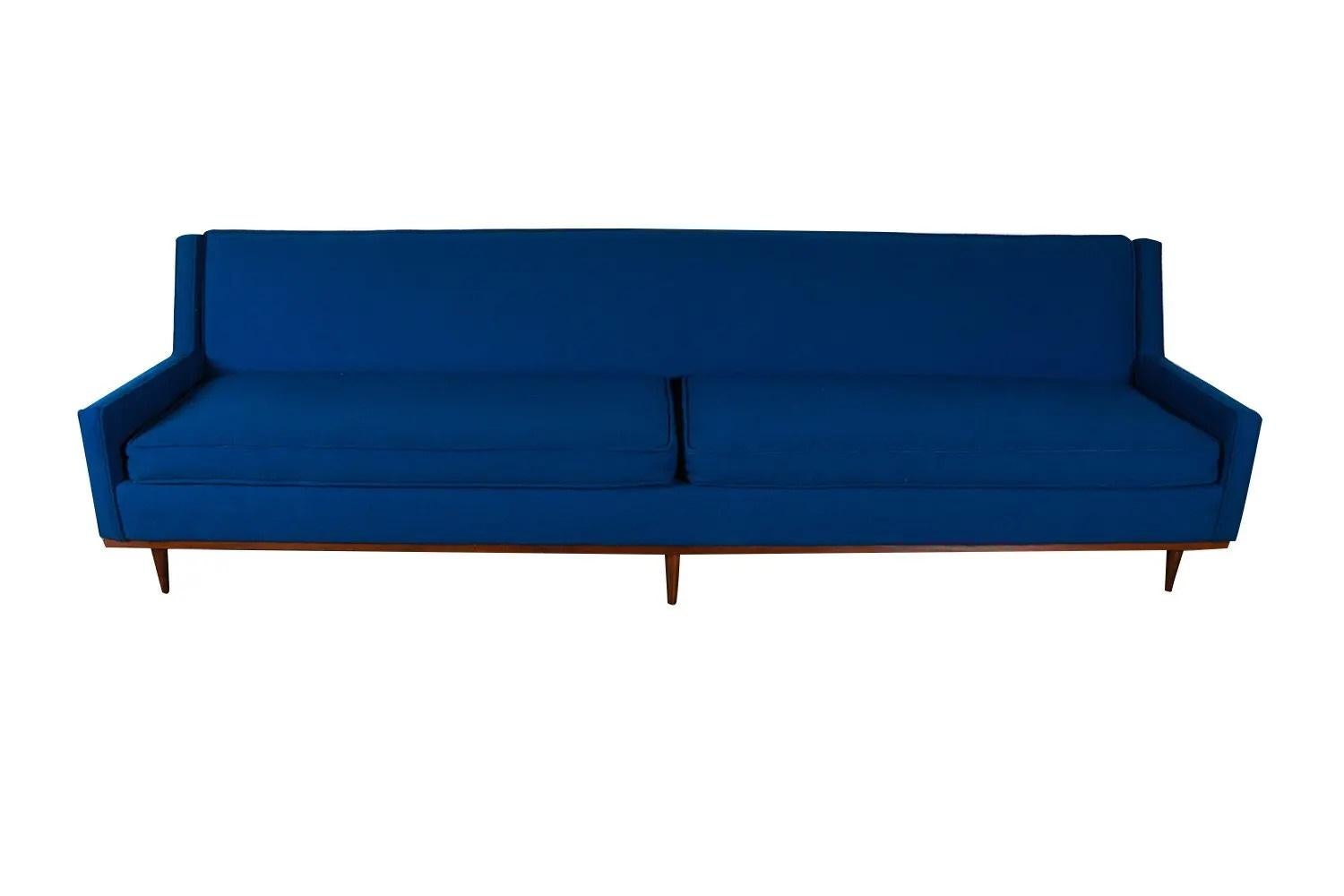 Un sofá de dos plazas muy atractivo estilo Milo Baughman para Thayer Coggin. Se trata de un buen ejemplo de la obra de Baughman de principios de la década de 1950. El distintivo diseño moderno de principios de siglo muestra influencia danesa.