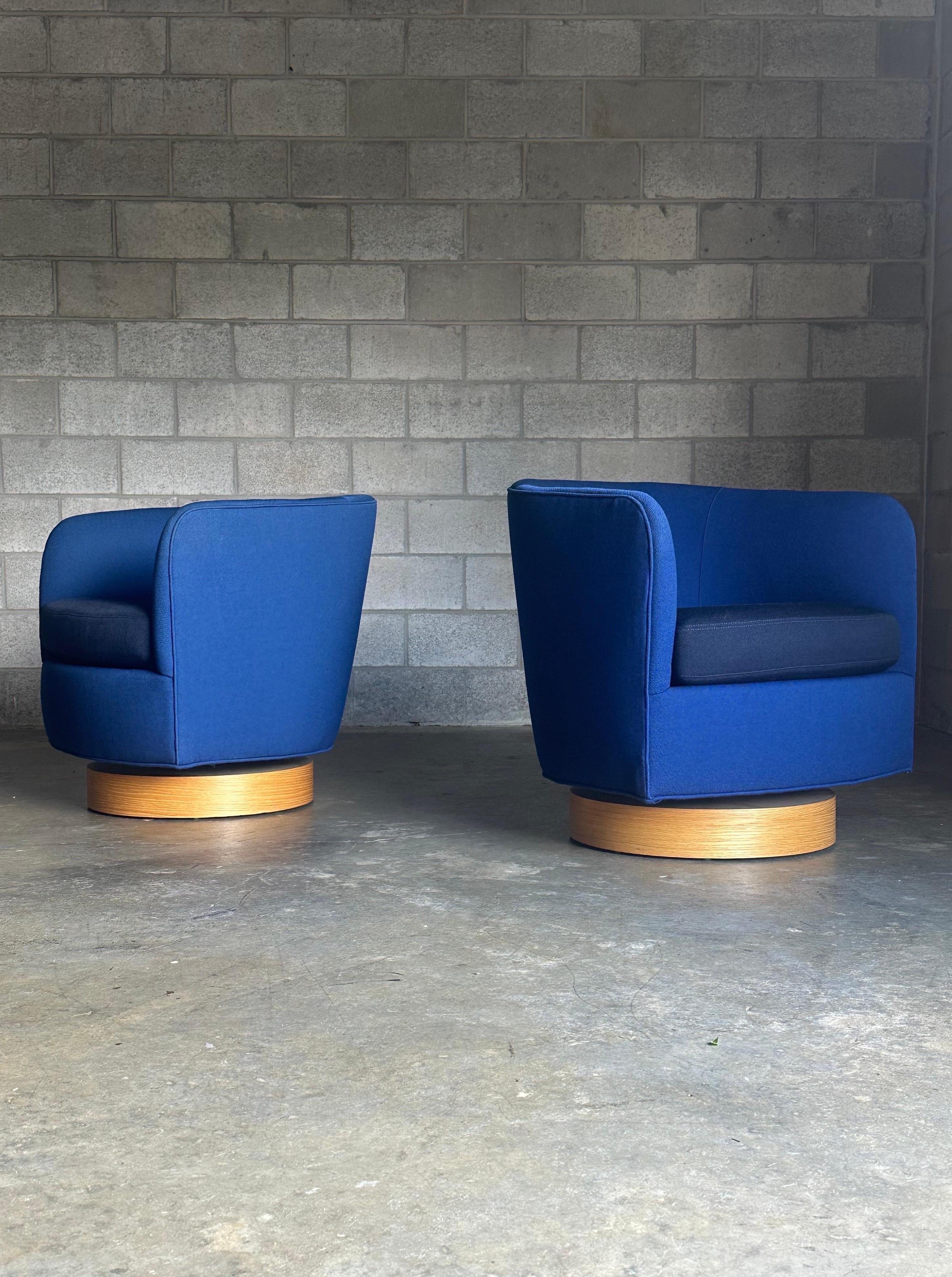 Une paire emblématique de chaises pivotantes et basculantes conçues par Milo Baughman pour Thayer iCon. Les chaises sont aussi confortables qu'esthétiques. Commande personnalisée sans boutons et avec base en chêne

Production plus récente et bien