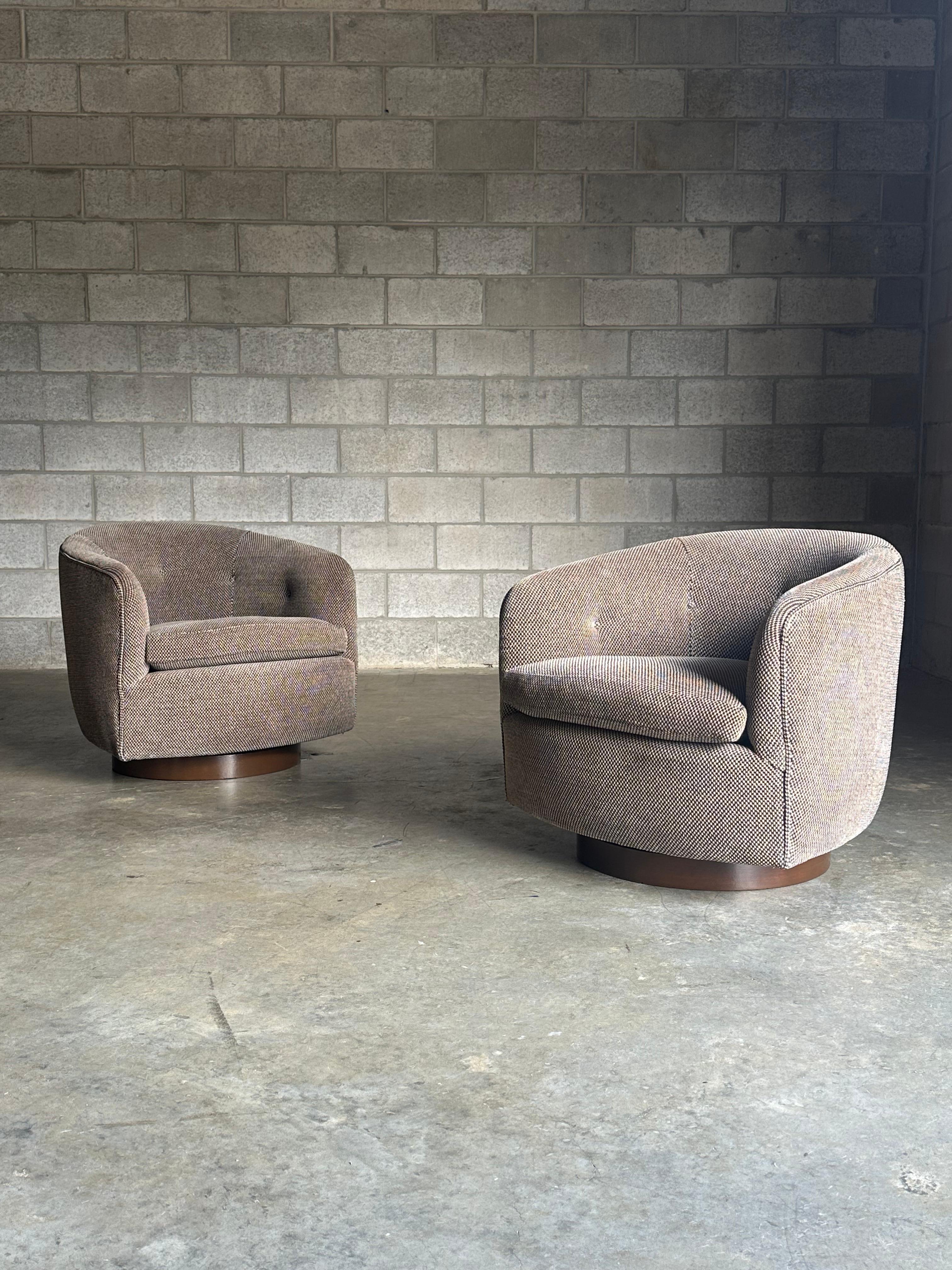 Un icónico par de sillas giratorias e inclinables diseñadas por Milo Baughman para Thayer Coggin. Las sillas son tan cómodas como bonitas. Sin marcar, ya que parecen haber sido retapizadas

Funcionaría bien en una variedad de interiores como