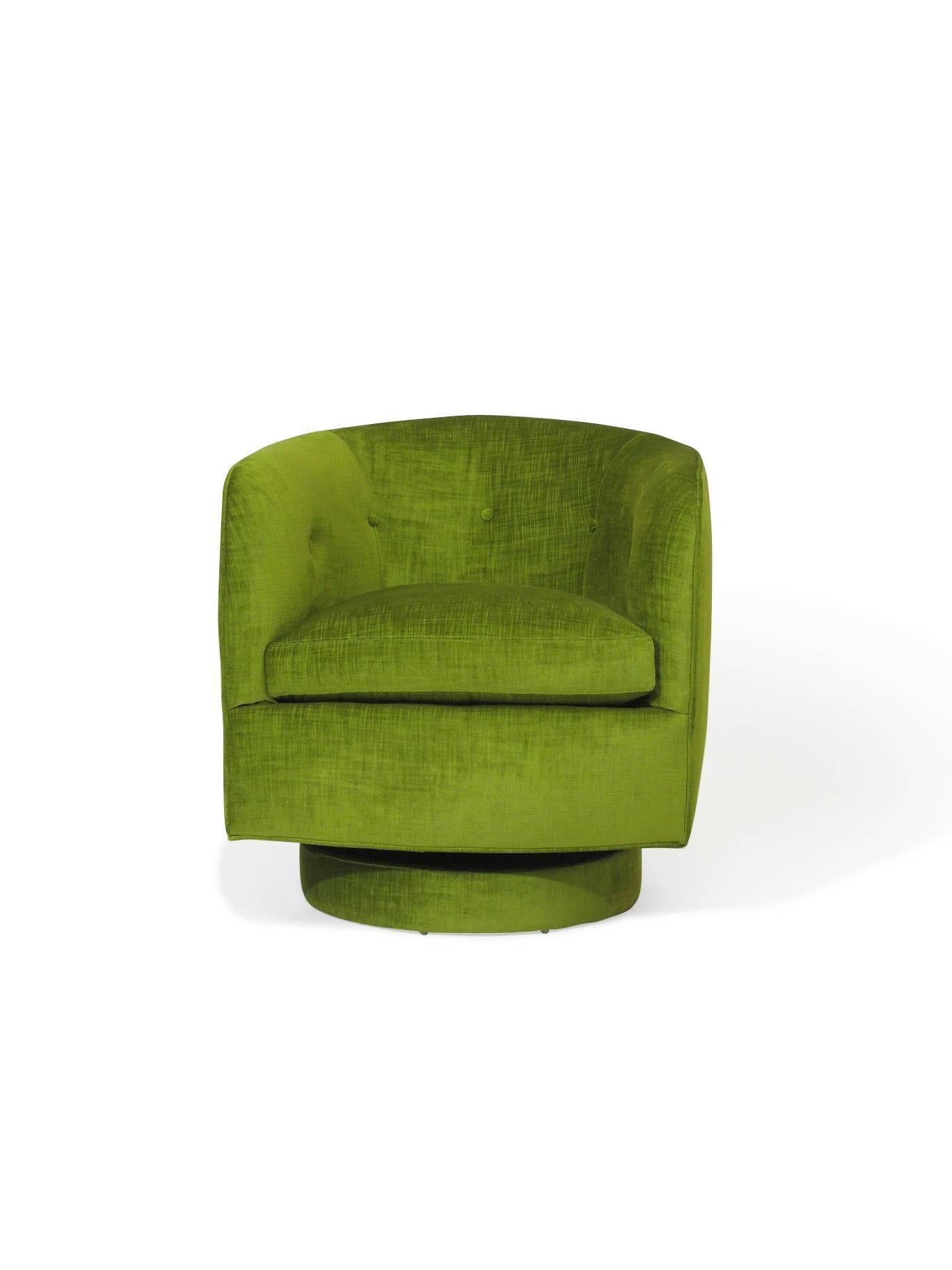 Lounge chair designed in 1965 by Milo Baughman for Thayer Coggin upholstered in high quality green velvet. Lounge chair swivels in a 360, and also tilts back and forth for a very comfortable seating experience. This is an exceptional lounge chair