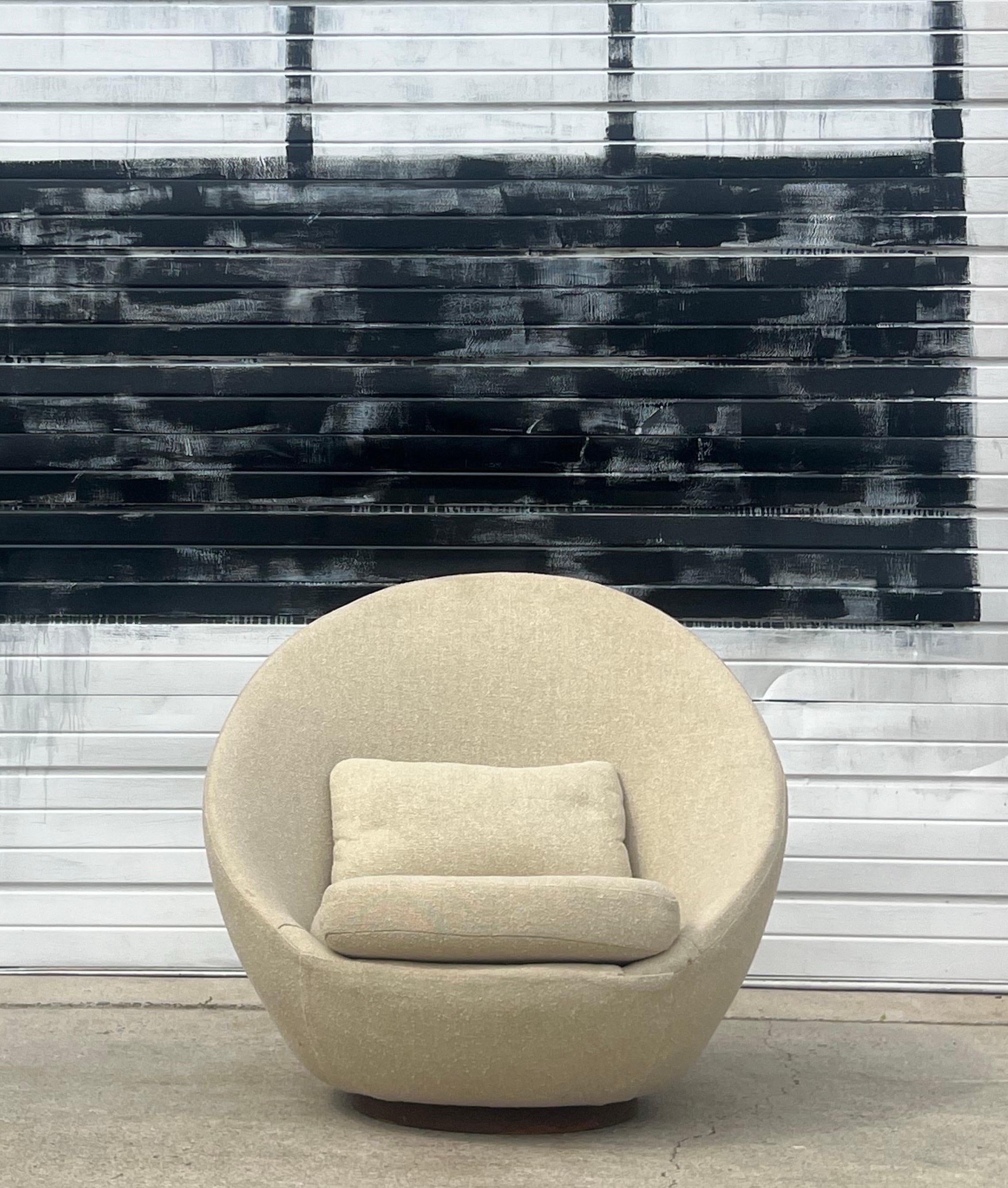 A superb design by Milo Baughman produced by Thayer Coggin circa 1960’s. These lounges rarely come available as they steal the show in any interior space. Swivels and has a spring recline to the seating position making it very comfy. Round plinth