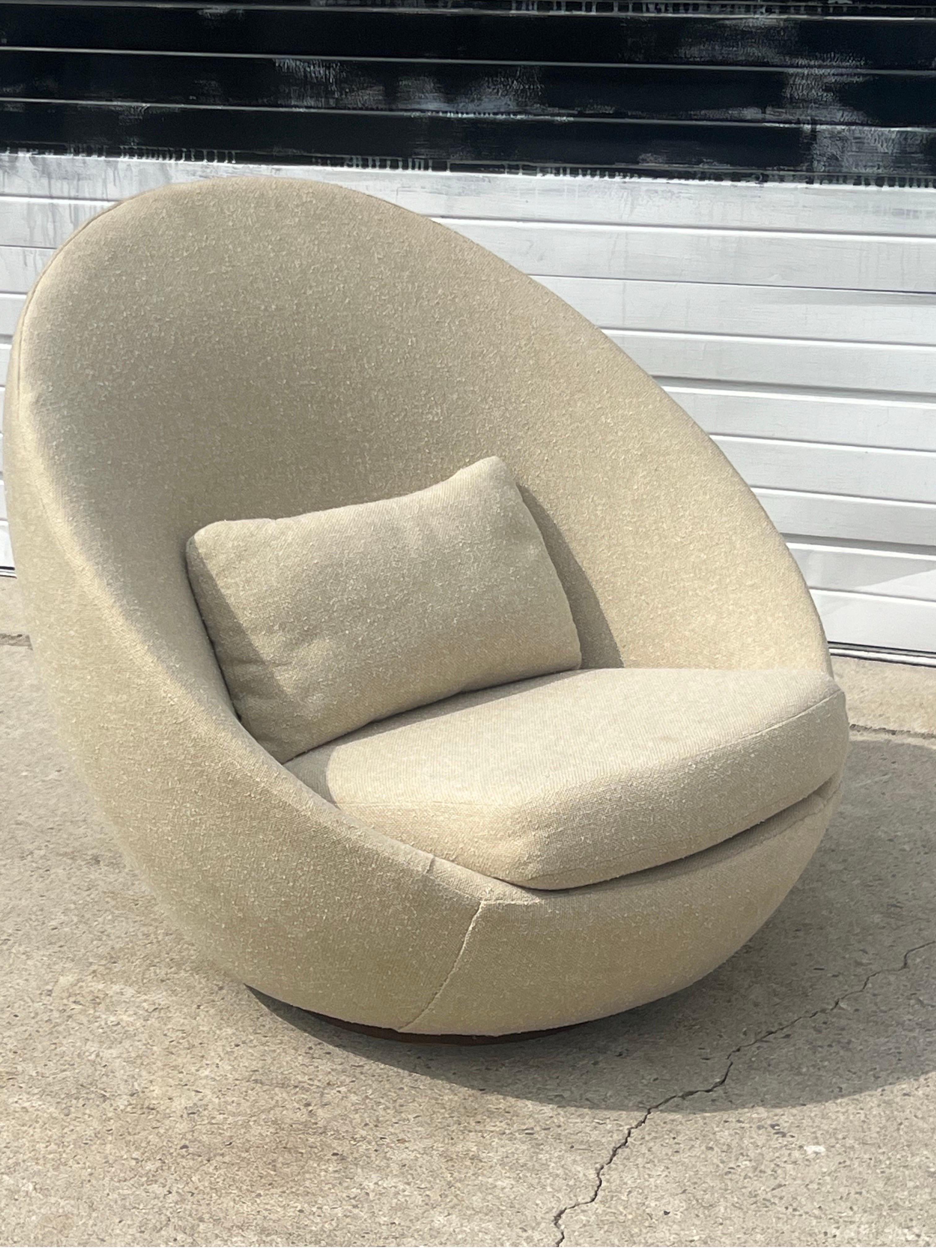 Milo Baughman for Thayer Coggin Swivel Egg Lounge In Good Condition In Raleigh, NC