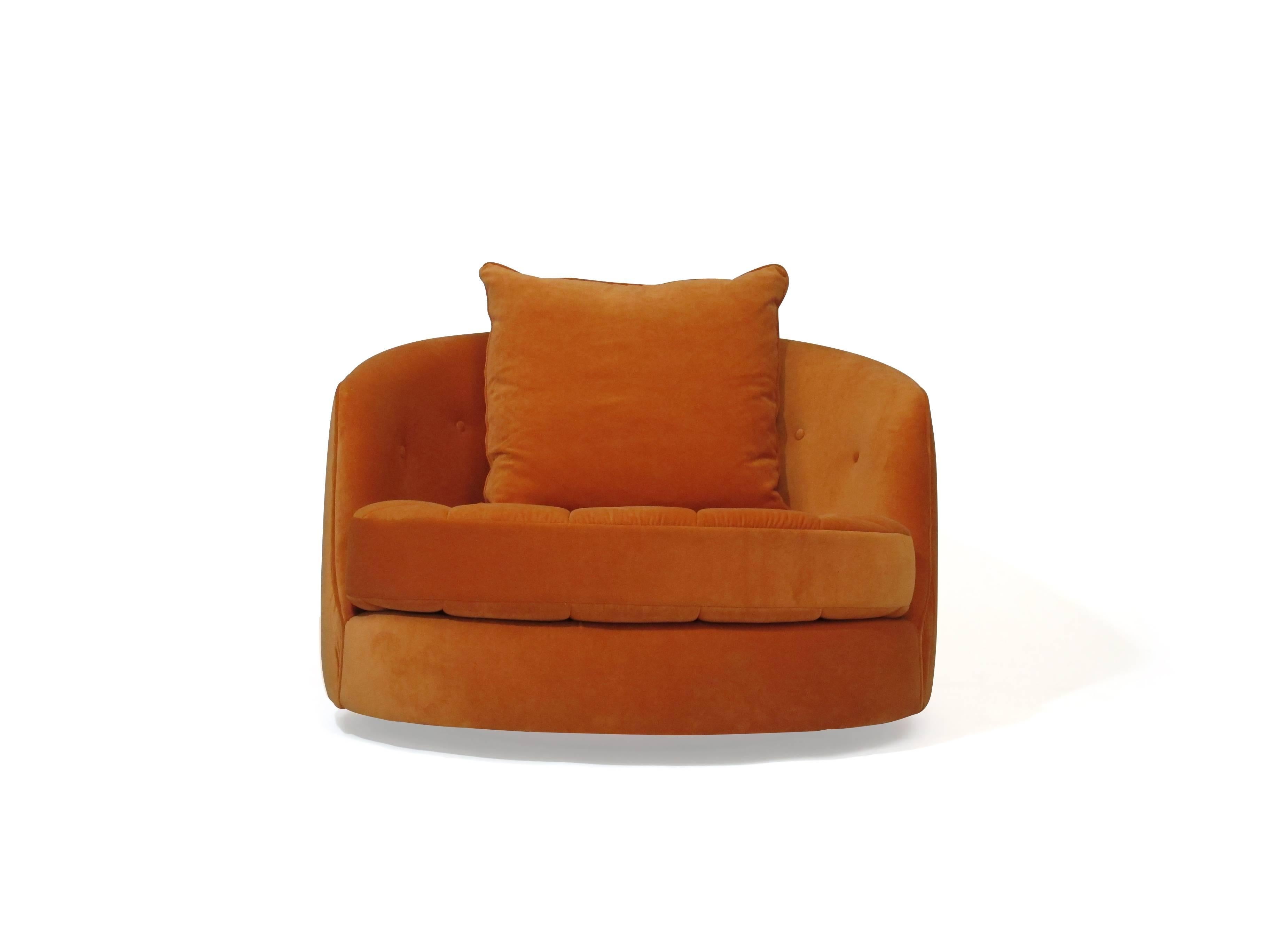American Milo Baughman for Thayer Coggin Swivel Tub Chair Available in COM For Sale