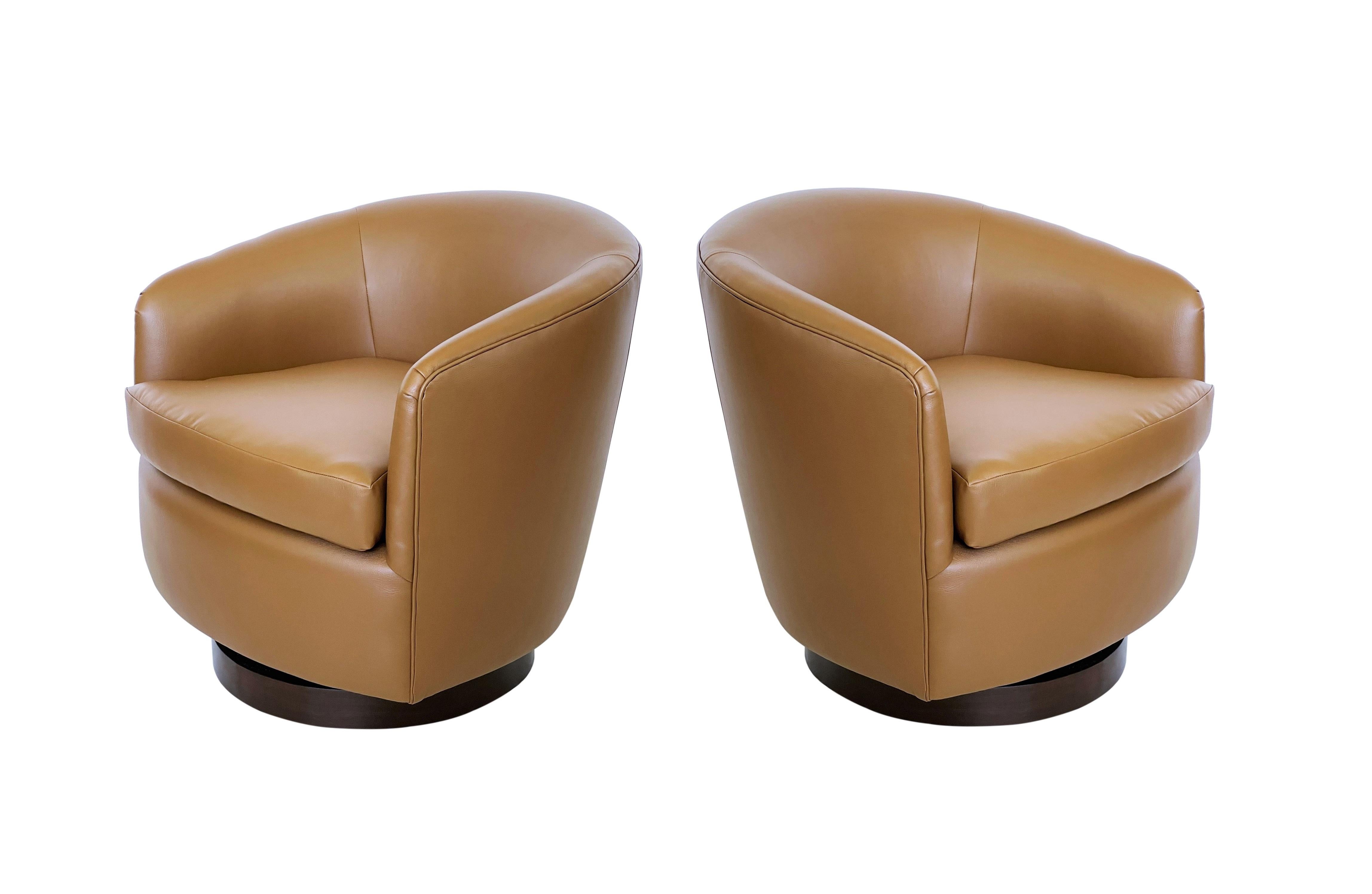 Milo Baughman for Thayer Coggin Tilt & Swivel Lounge Chairs In Excellent Condition For Sale In Dallas, TX