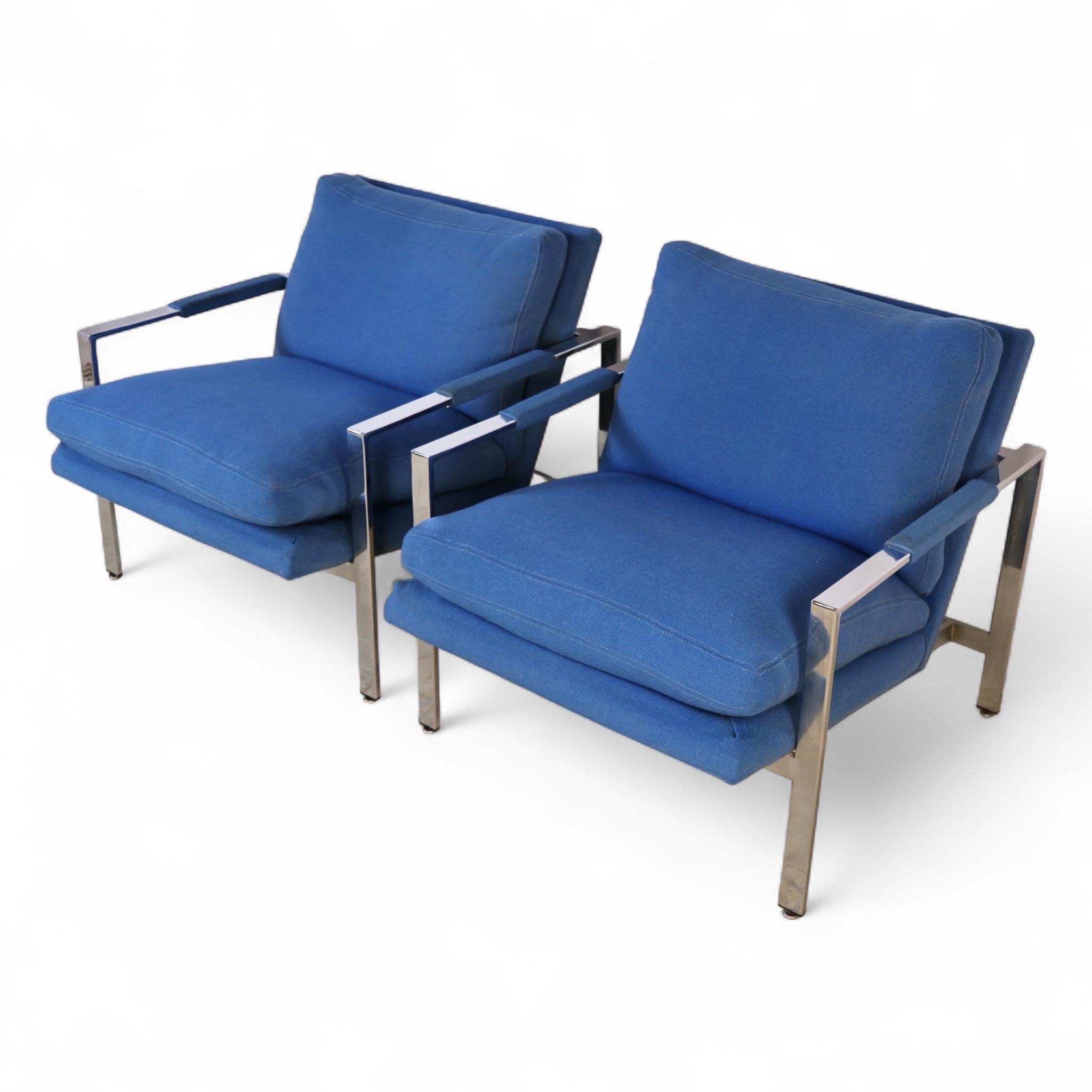 Dieses authentische Paar Milo Baughman Lounge Chairs für Thayer Coggin zeigt die charakteristischen Chromrahmen des Designers in Kombination mit der blauen Originalpolsterung. Die Stühle verfügen über daunengefüllte Kissen und ein schlankes,