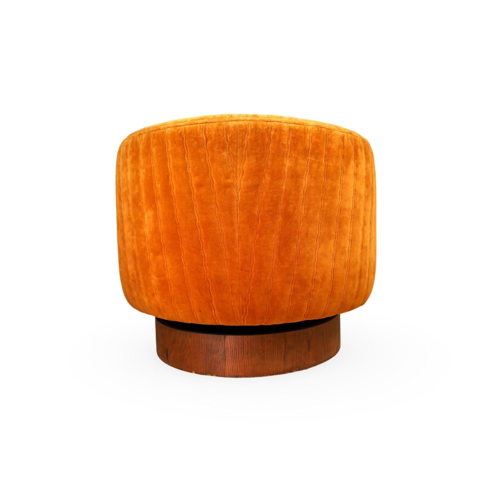 Milo Baughman for Thayer Coggin Vintage Swivel and Tilt Barrel Chair c. 1960s In Good Condition For Sale In Denville, NJ