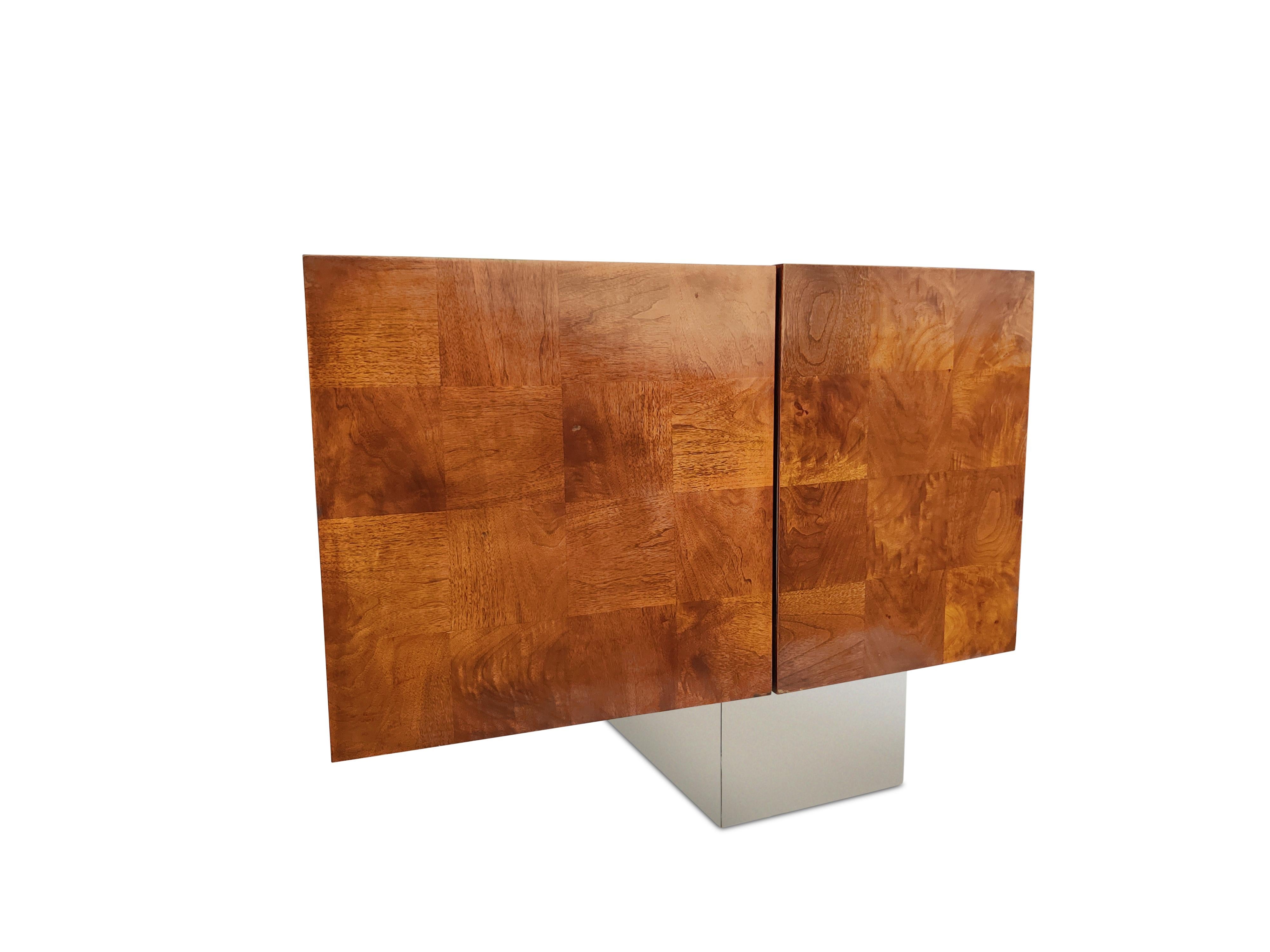 Milo Baughman for Thayer Coggin Walnut Burl Patchwork 3 Door Credenza Cabinet In Good Condition For Sale In Philadelphia, PA