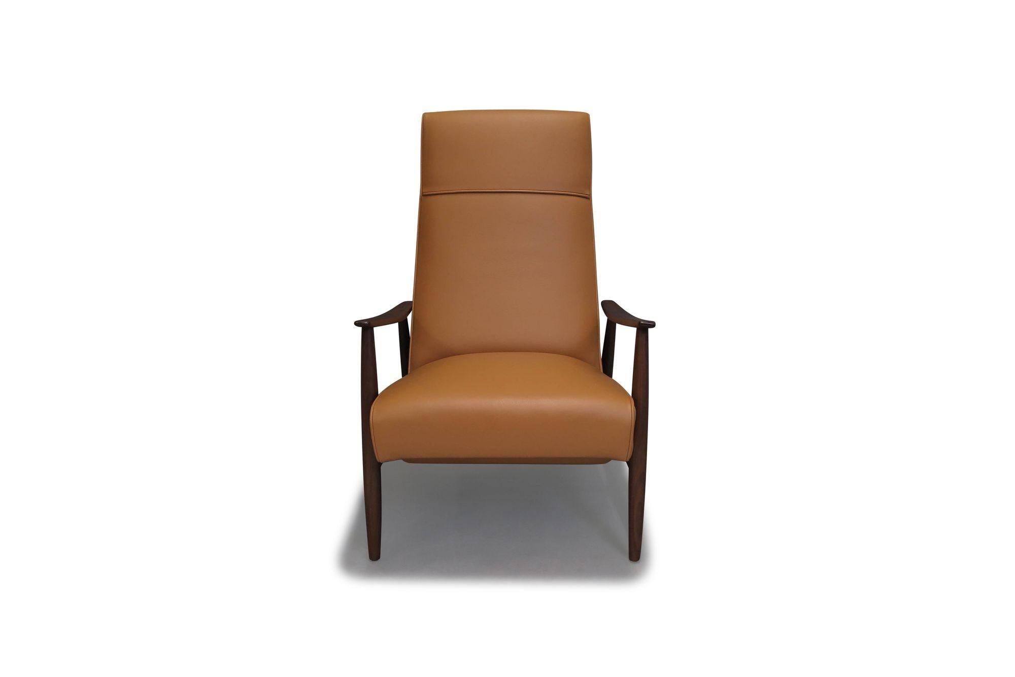 Ursprünglich 1965 von Milo Baughman entworfen, ist dieser kultige Mid-Century Modern Sessel ein zeitloser Loungesessel für alle Umgebungen. Auf einem massiven Gestell aus schwarzem Nussbaumholz mit schrägen Armlehnen bietet der Sessel einen leicht