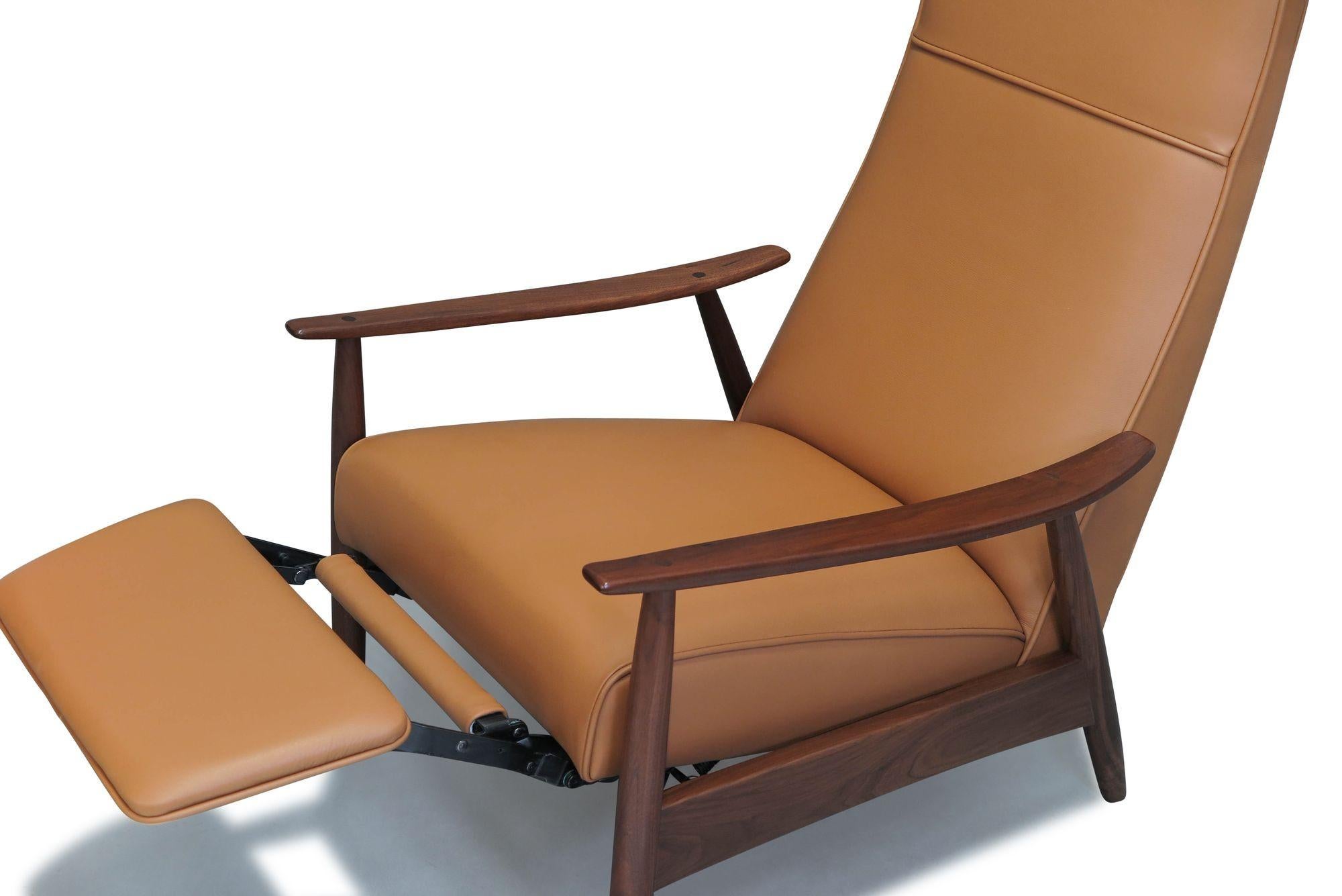 Milo Baughman for Thayer Coggin Walnut Recliner Lounge Chair In Good Condition For Sale In Oakland, CA