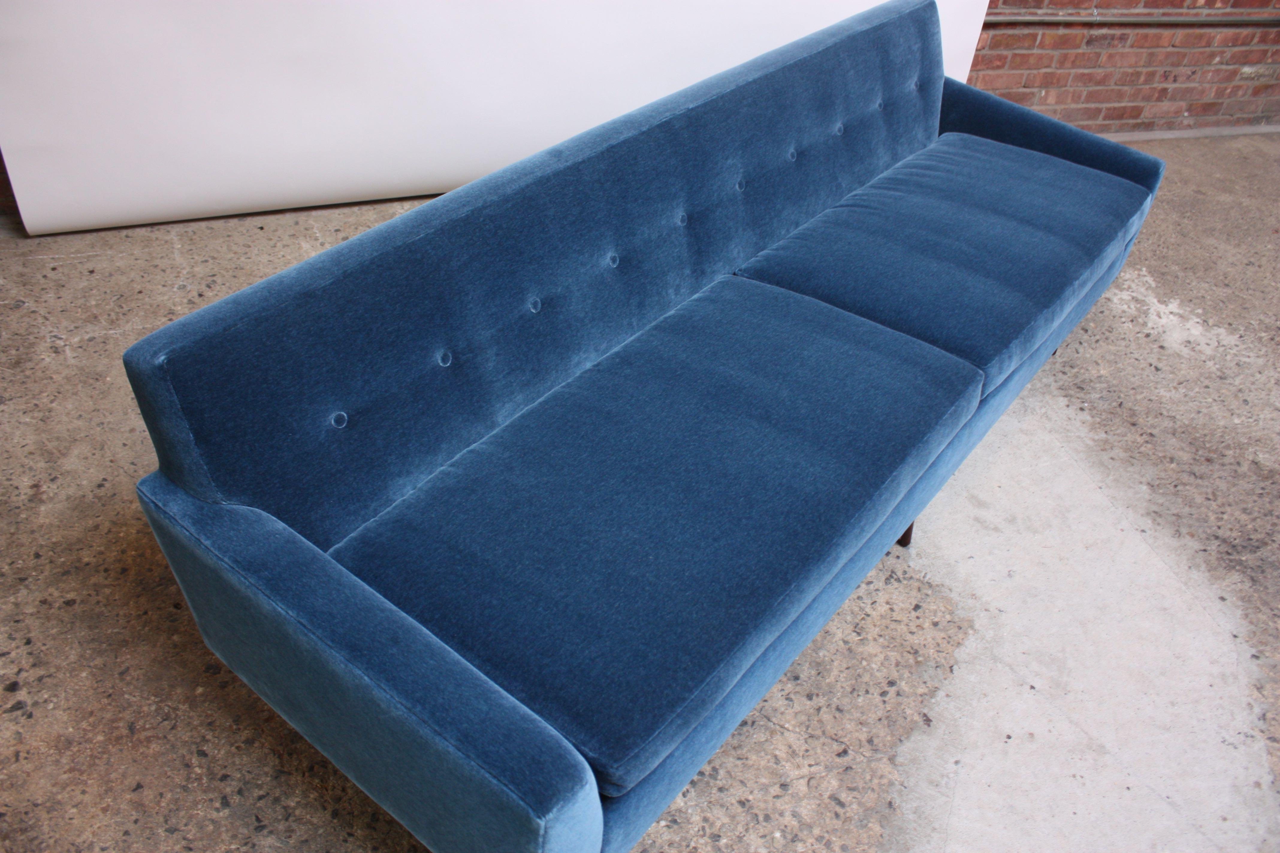 Milo Baughman for Thayer Coggin Walnut Sofa in Blue Mohair (Mitte des 20. Jahrhunderts)