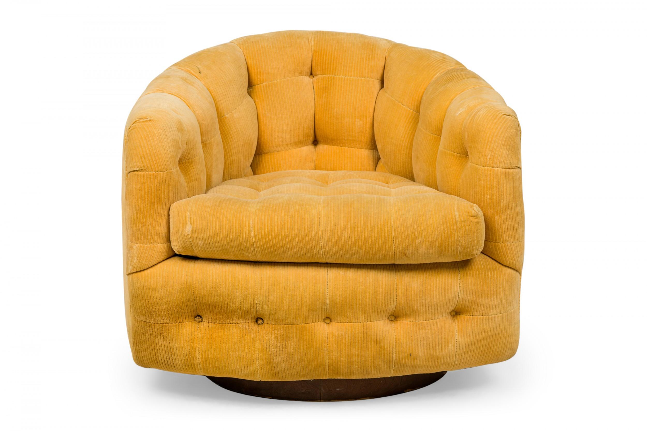 Fauteuil / salon en forme de fer à cheval de style américain du milieu du siècle, recouvert de velours jaune canari touffeté de boutons, avec un coussin d'assise amovible reposant sur une base en plinthe en placage de bois. (MILO BAUGHMAN POUR