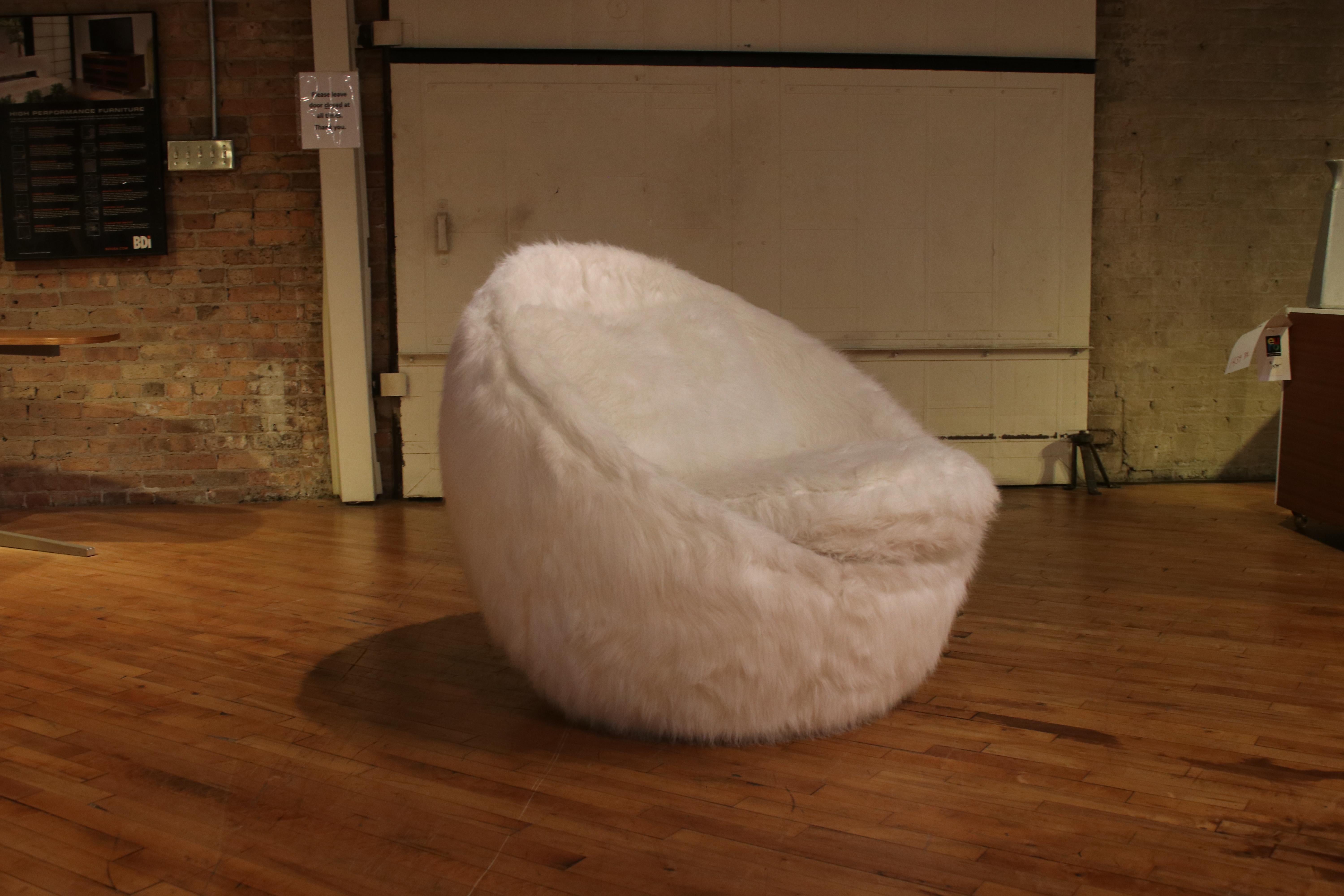 Milo Baughman Good Egg Swivel Chair by Thayer Coggin 1