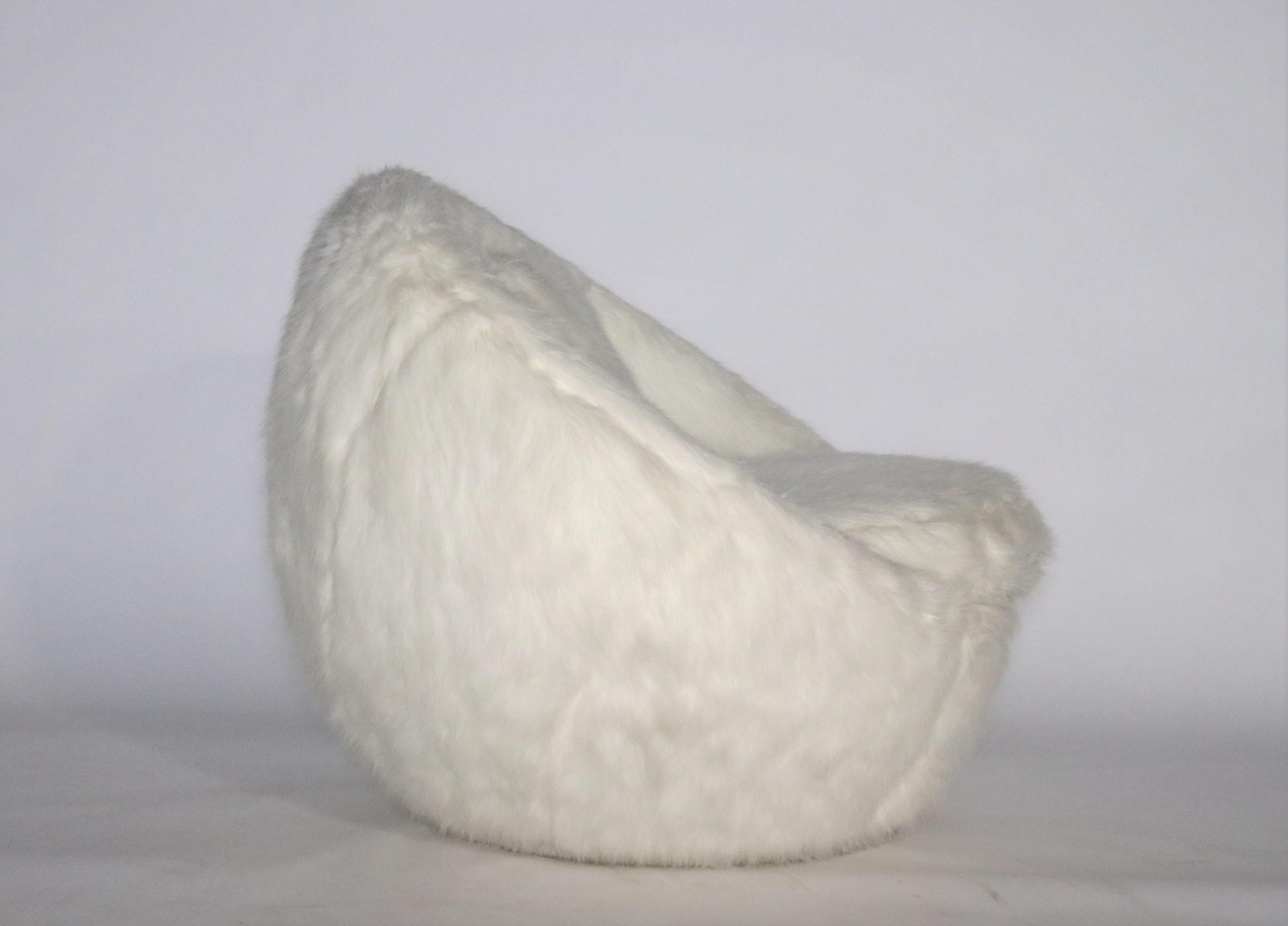 Good egg no. 1304-113 swivel chair designed by Milo Baughman for Thayer Coggin in white faux fur. Back and seat cushions are removable. Unused showroom sample in excellent condition.